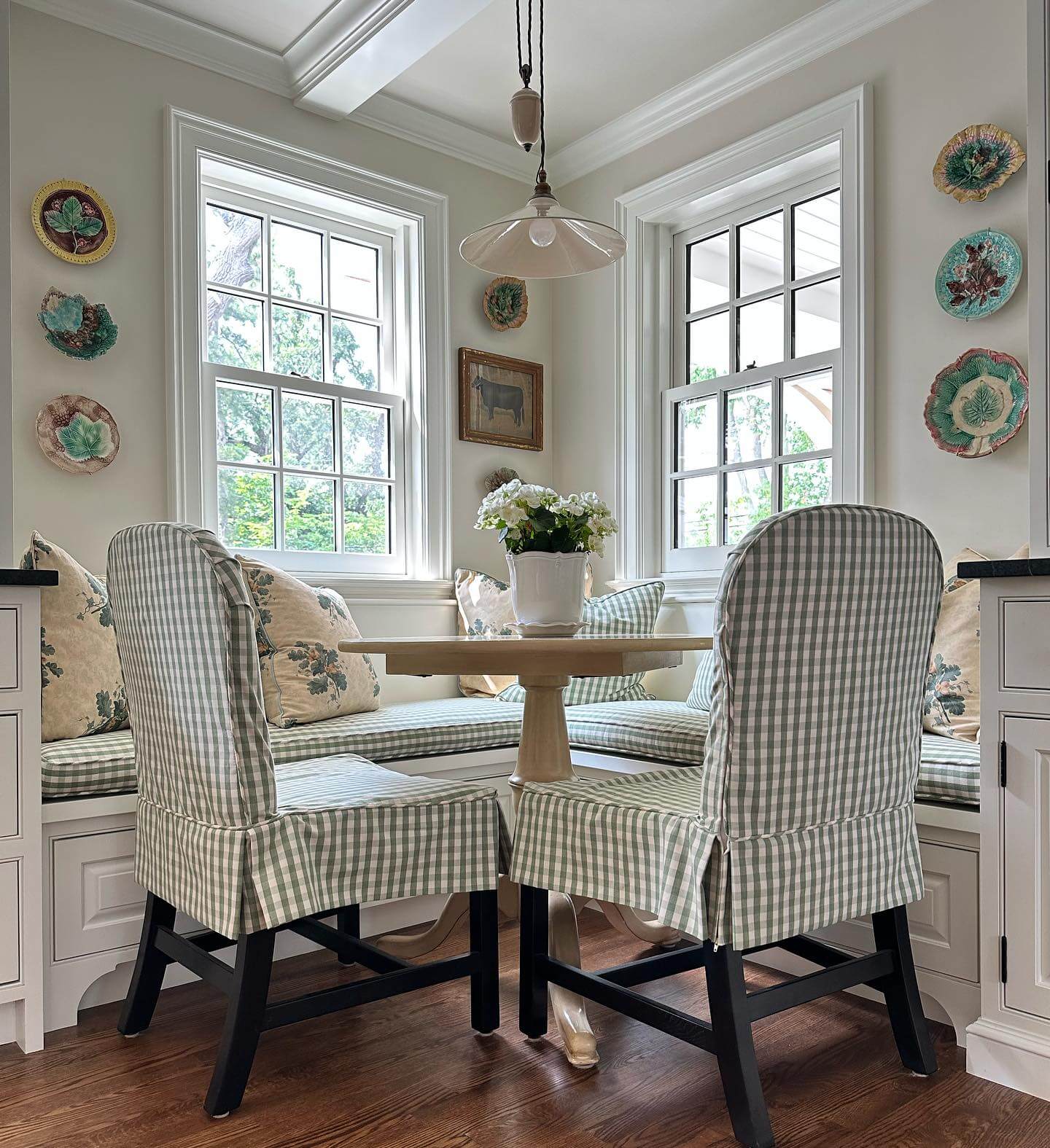 Cozy and Chic: Transform Your Kitchen with These Breakfast Nook Ideas 18