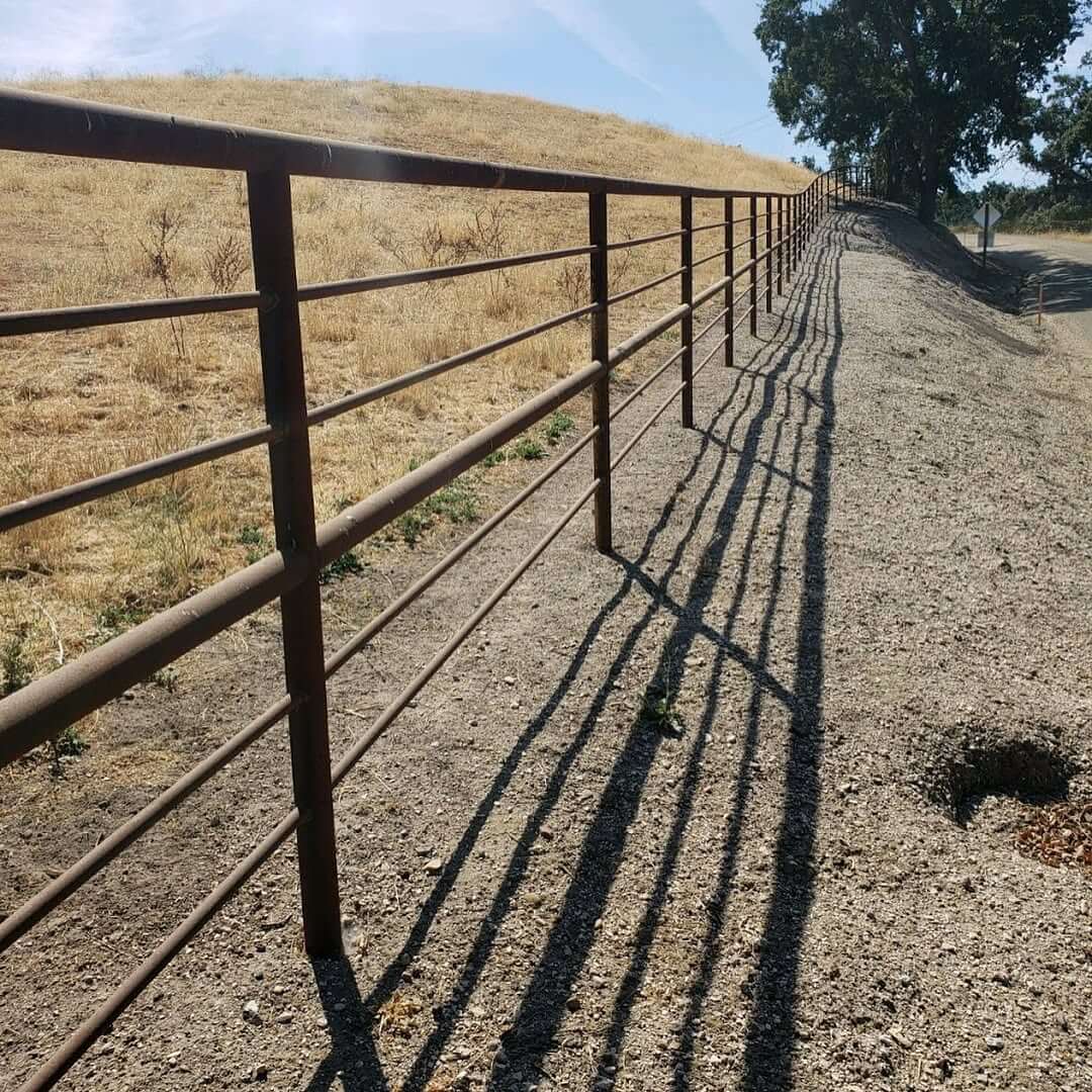 Creative Pipe Fence Ideas to Elevate Your Property’s Curb Appeal 18