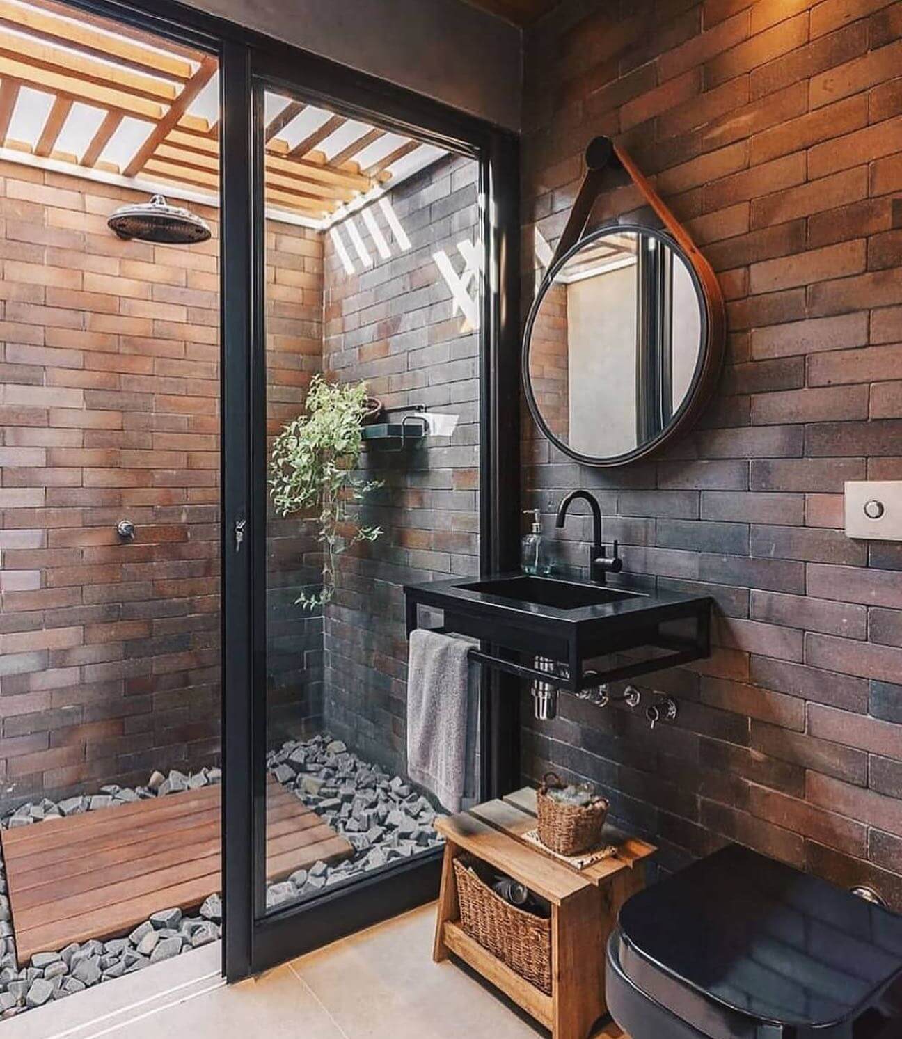 Transform Your Backyard Bliss: Creative Outdoor Shower Ideas 17