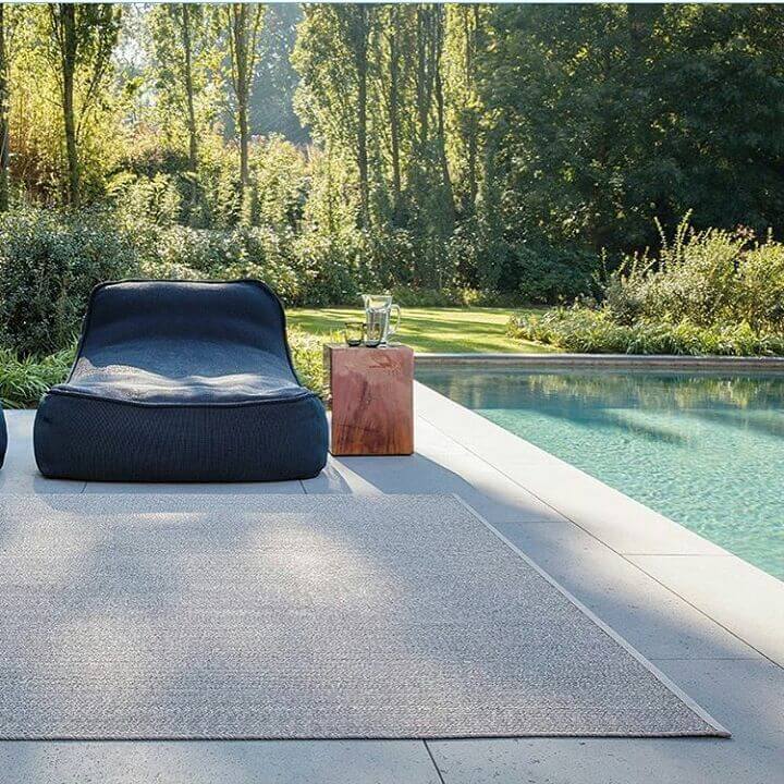 Inspiring Poolside Decorating Ideas to Transform Your Outdoor Space 18