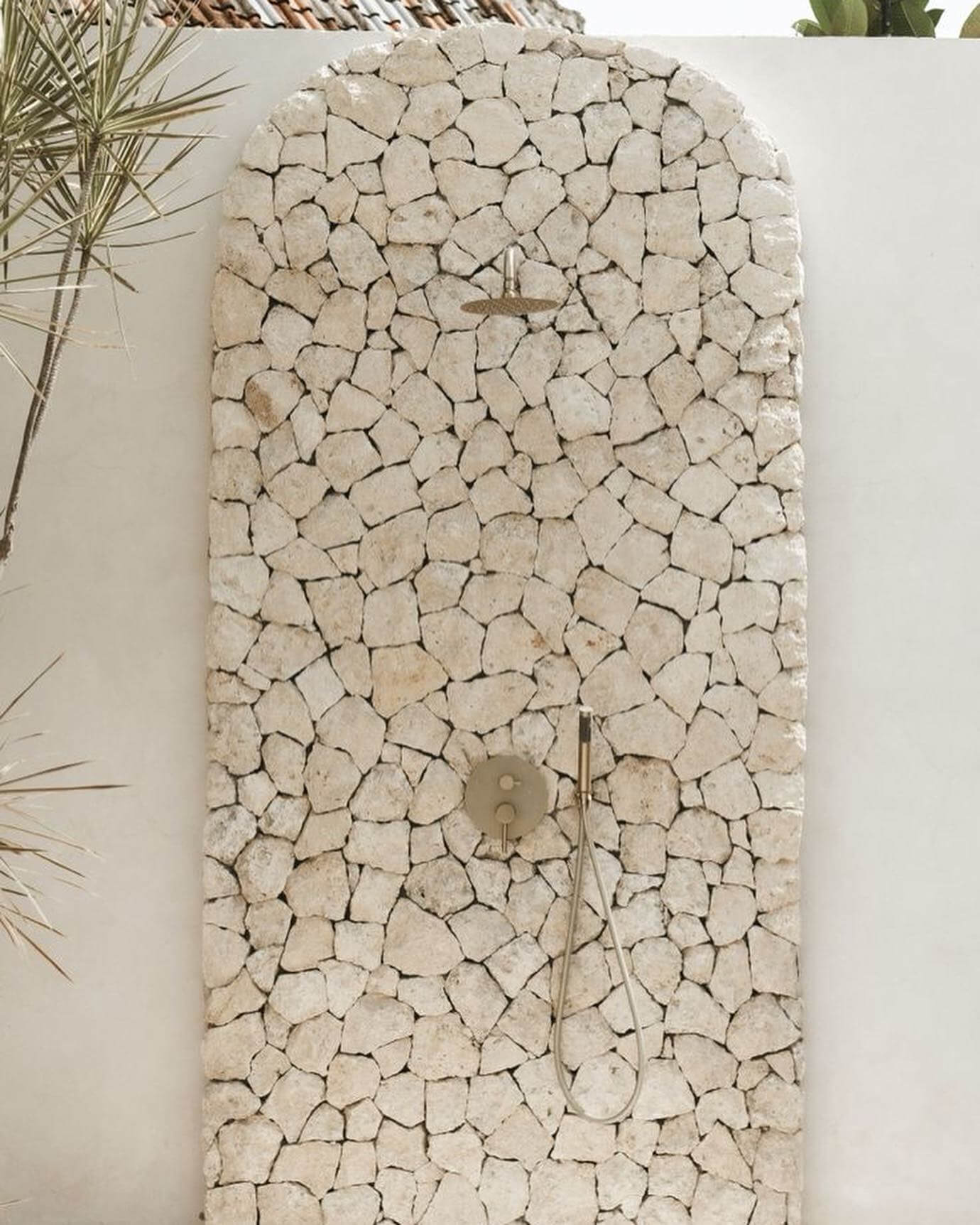 Transform Your Backyard Bliss: Creative Outdoor Shower Ideas 18