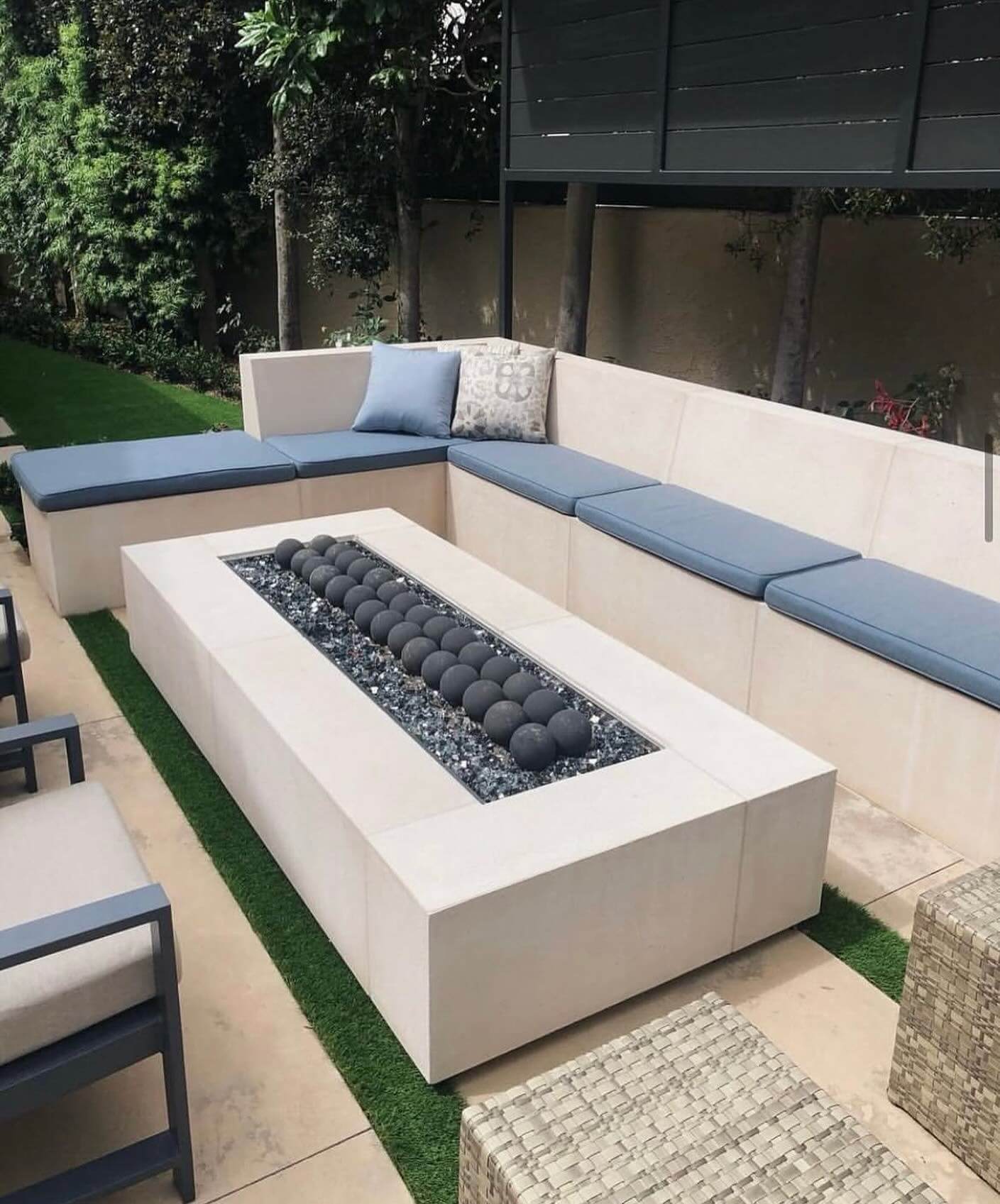 Transform Your Backyard with These Creative Outdoor Fire Pit Seating Area Ideas 19