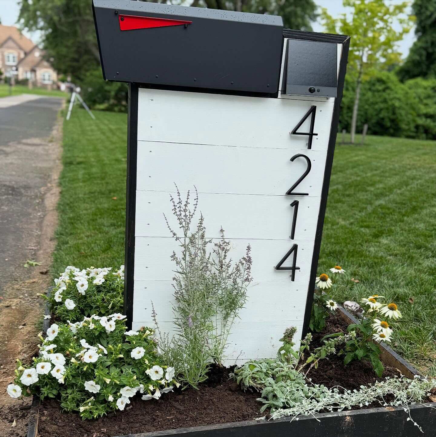 Transform Your Outdoor Space with Stunning Mailbox Flower Bed Ideas 19