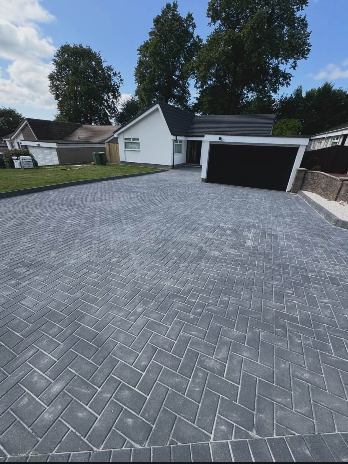 Transform Your Curb Appeal: Inexpensive Driveway Edging Ideas That Make a Big Impact 19