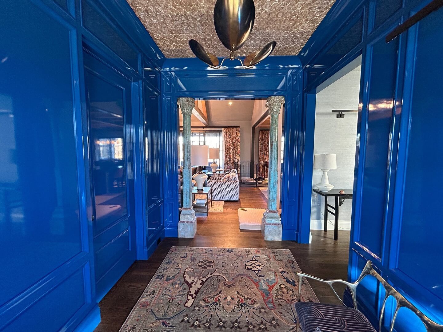 10 Stunning Foyer Paint Color Ideas to Transform Your Home's Entrance 19
