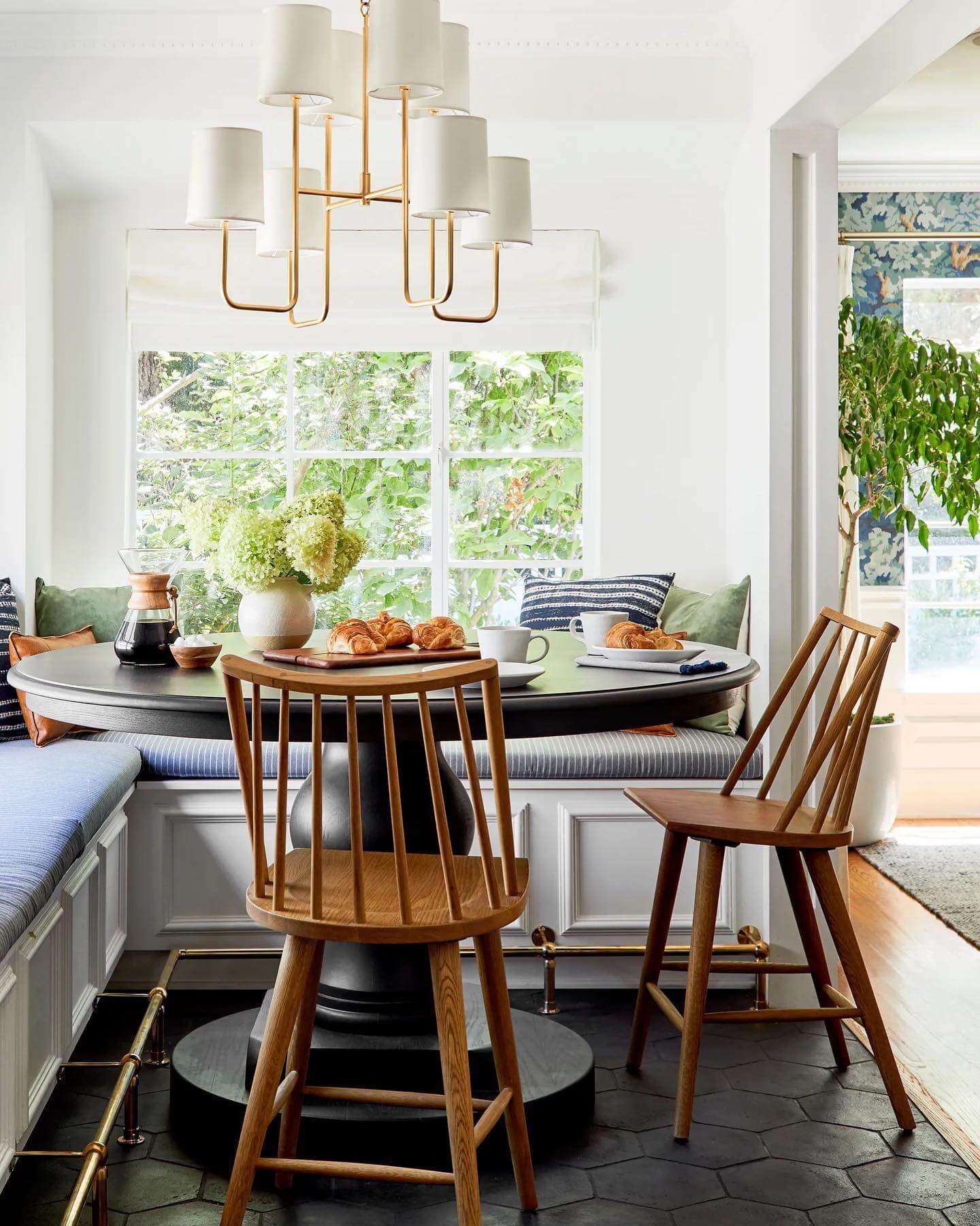 Cozy and Chic: Transform Your Kitchen with These Breakfast Nook Ideas 19