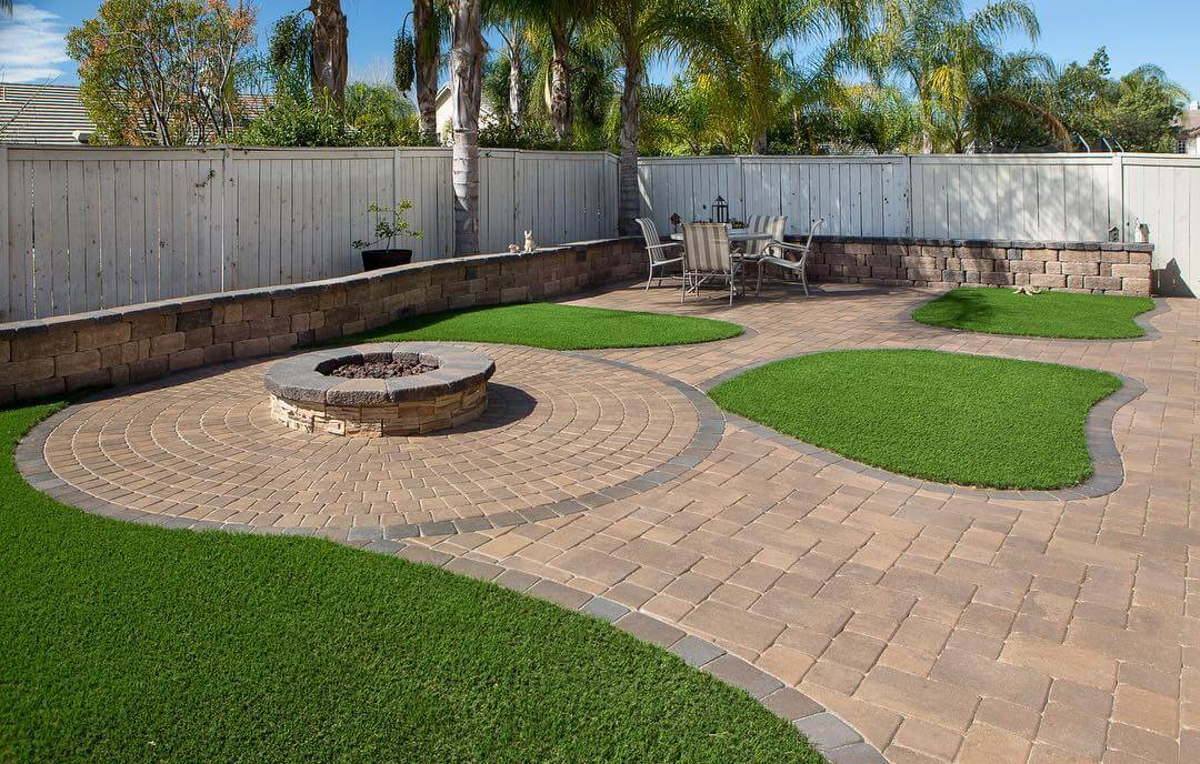 Backyard Fire Pit Ideas to Transform Your Outdoor Space 19