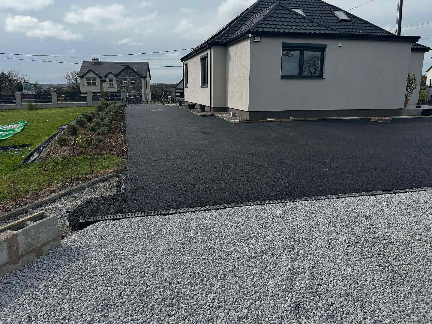 Transform Your Curb Appeal: Inexpensive Driveway Edging Ideas That Make a Big Impact 2