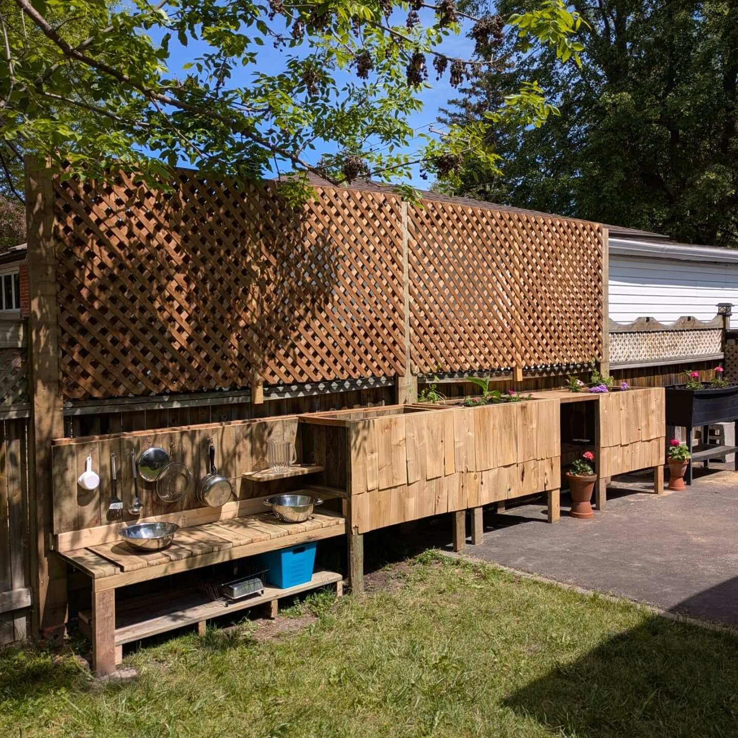 Transform Your Garden Oasis: 10 Innovative Fence Trellis Ideas 2