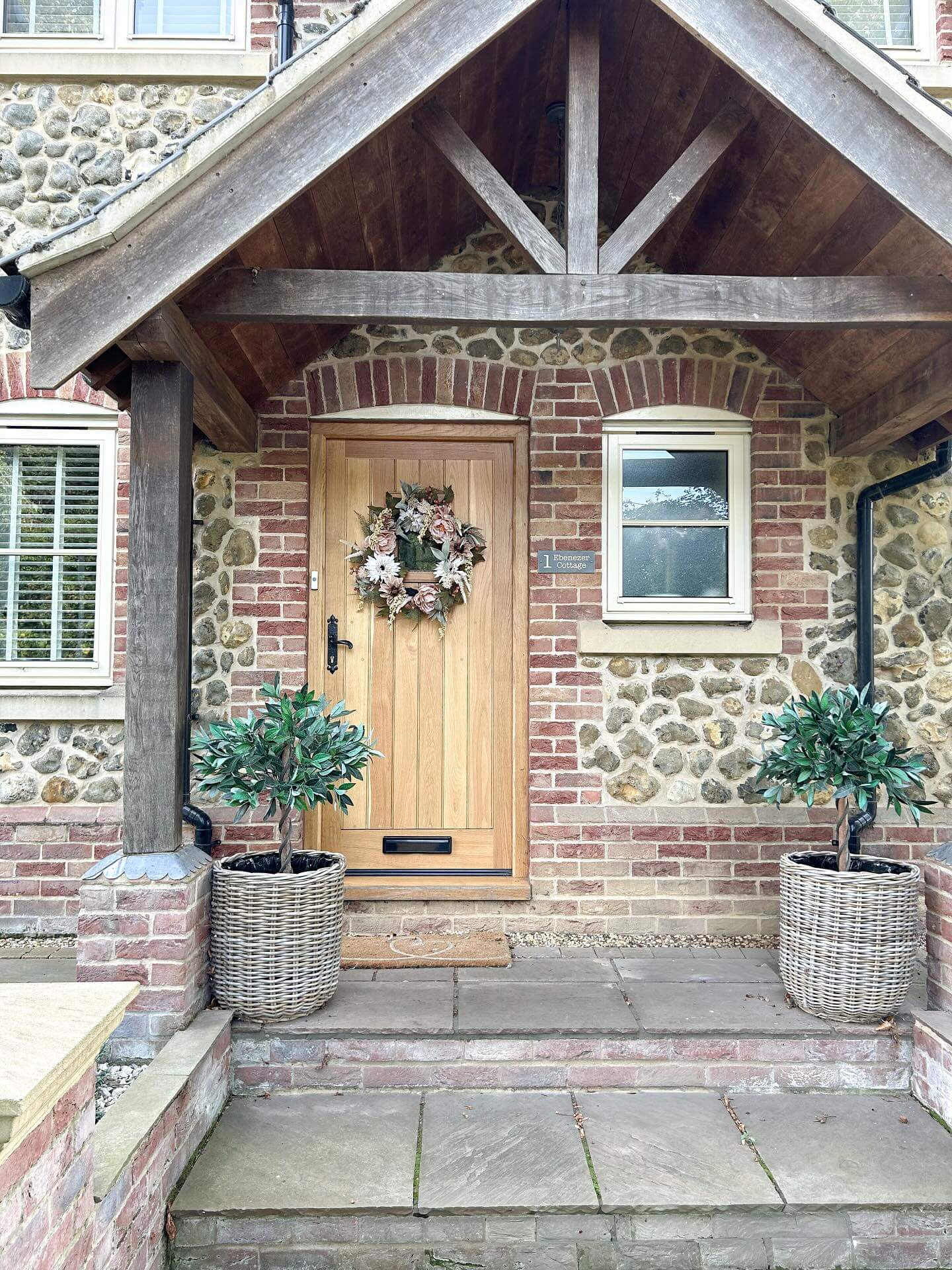 10 Enchanting Front Porch Decor Ideas That Will Transform Your Outdoor Space 2