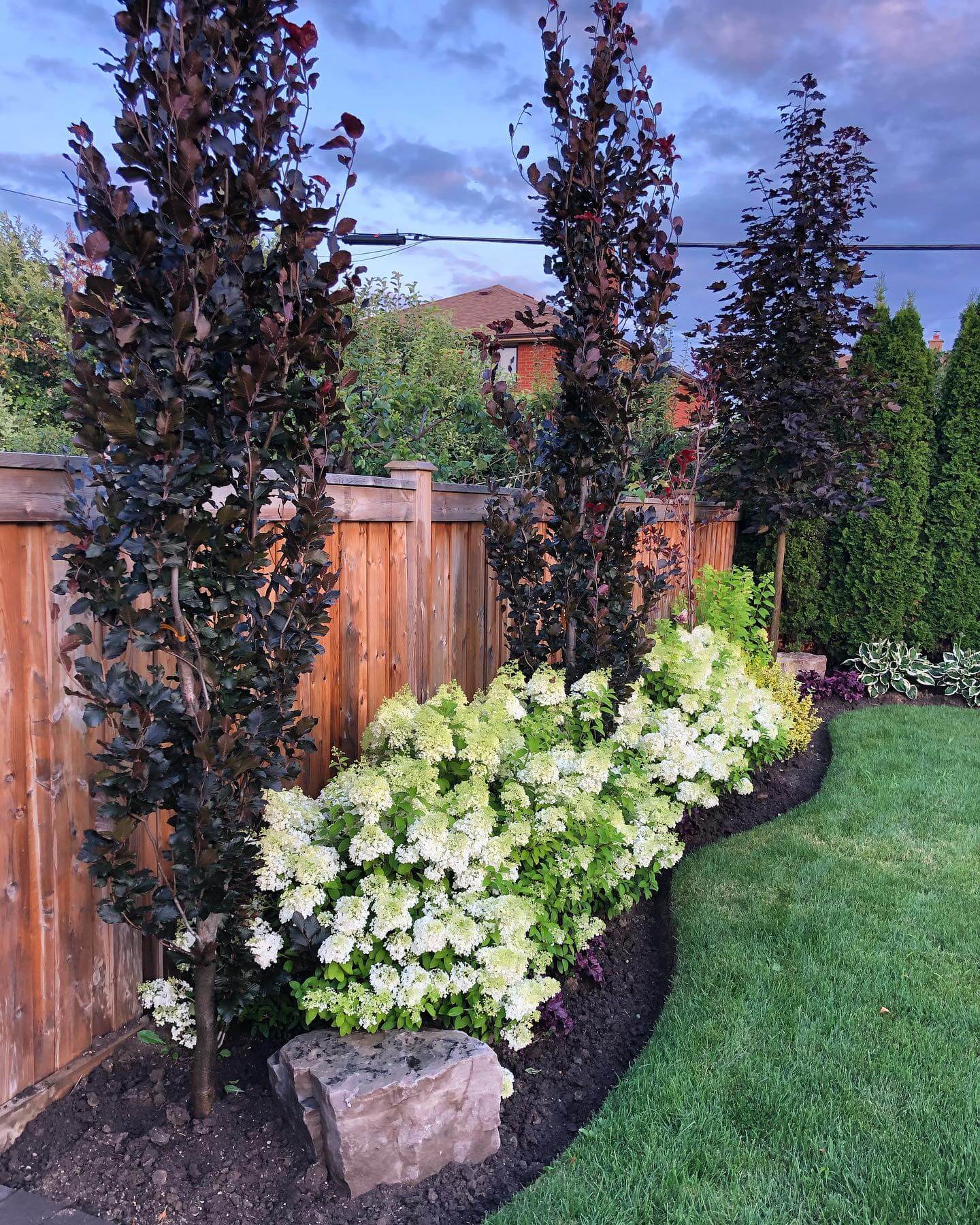 Blooms and Curb Appeal: Transform Your Home with These Front of House Flower Bed Ideas 2