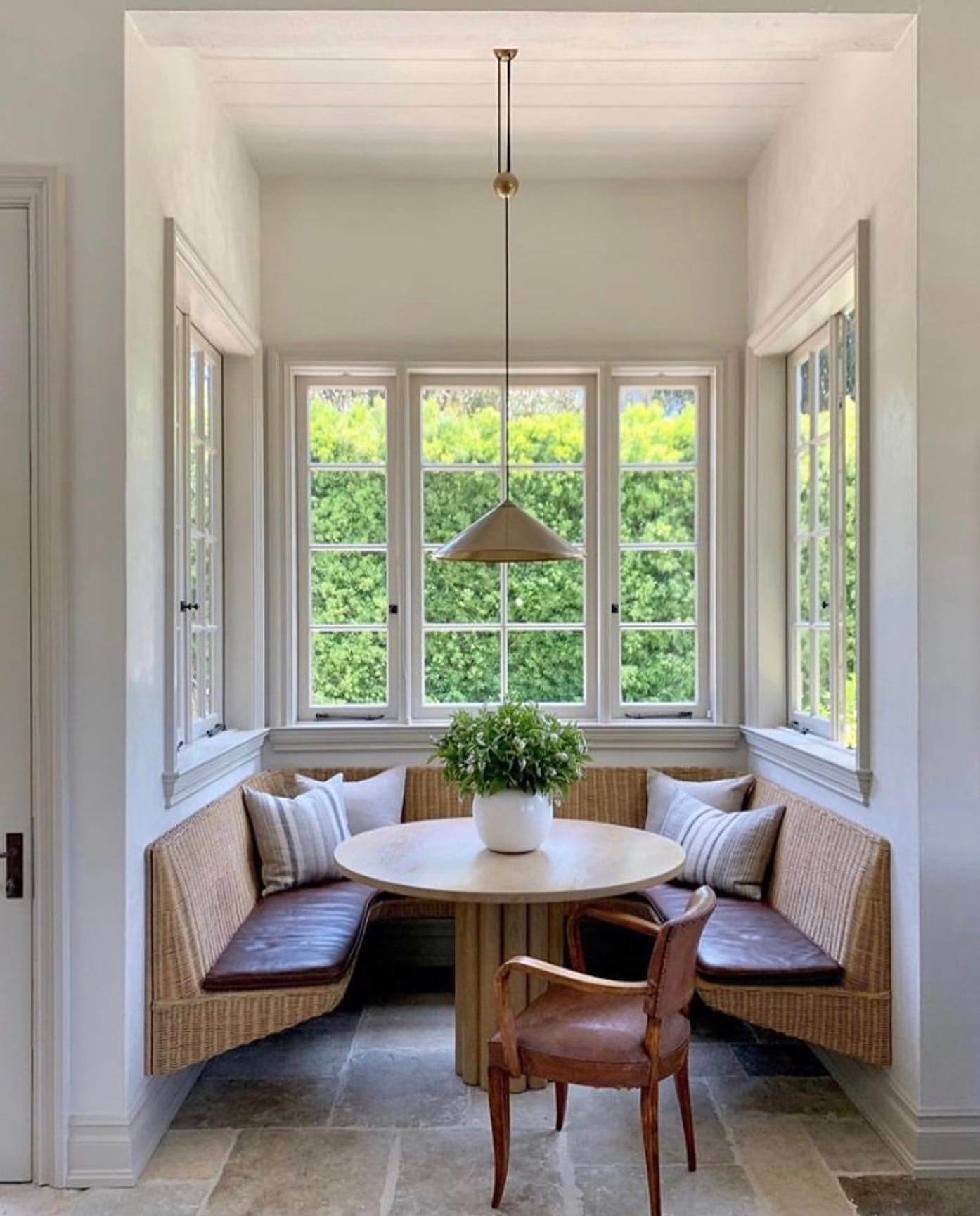 Cozy and Chic: Transform Your Kitchen with These Breakfast Nook Ideas 2