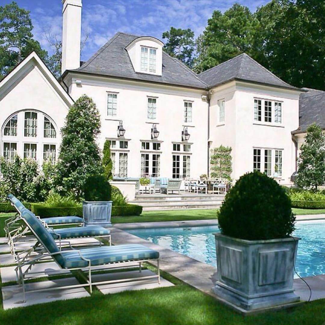 Inspiring Poolside Decorating Ideas to Transform Your Outdoor Space 2