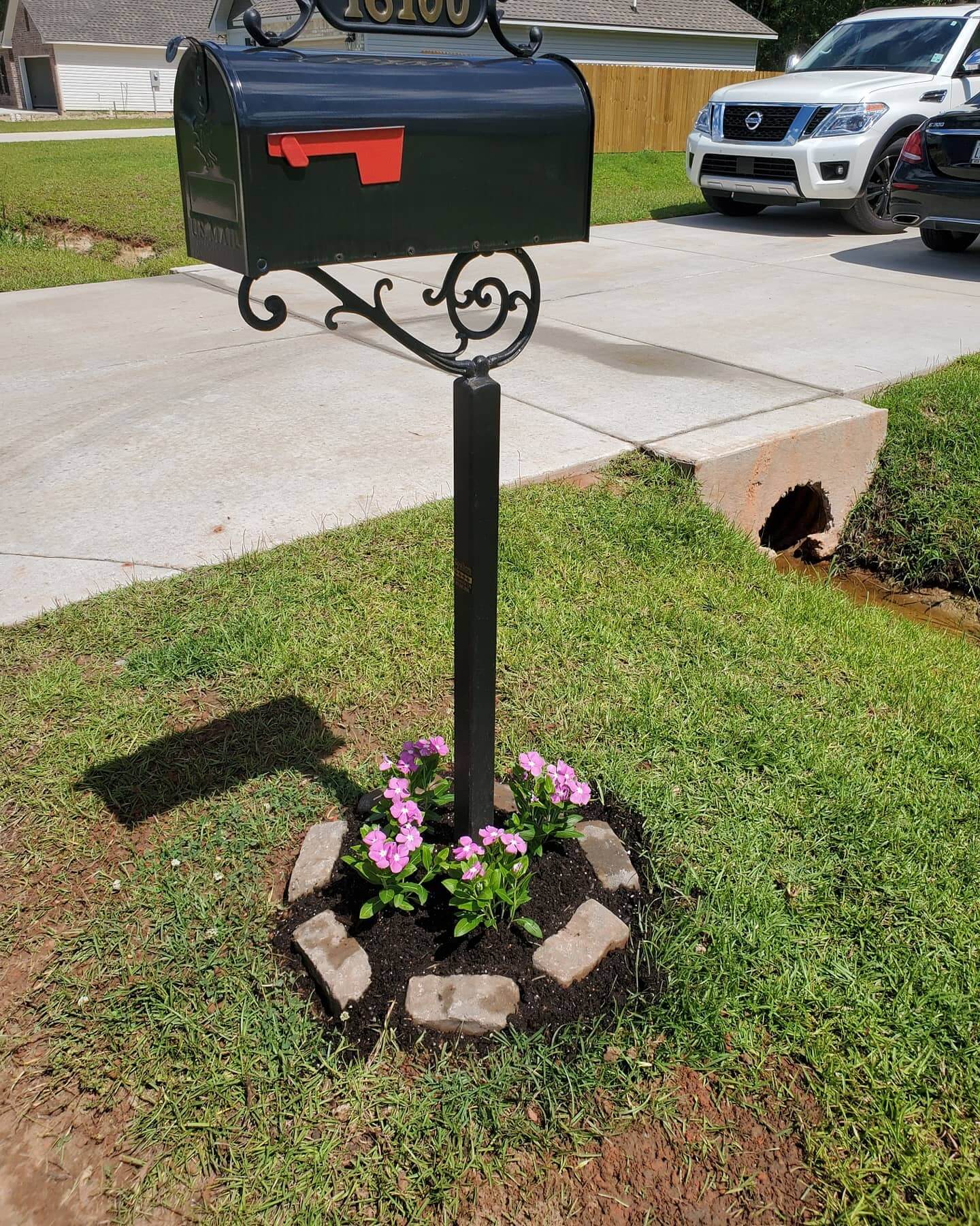 Transform Your Outdoor Space with Stunning Mailbox Flower Bed Ideas 20