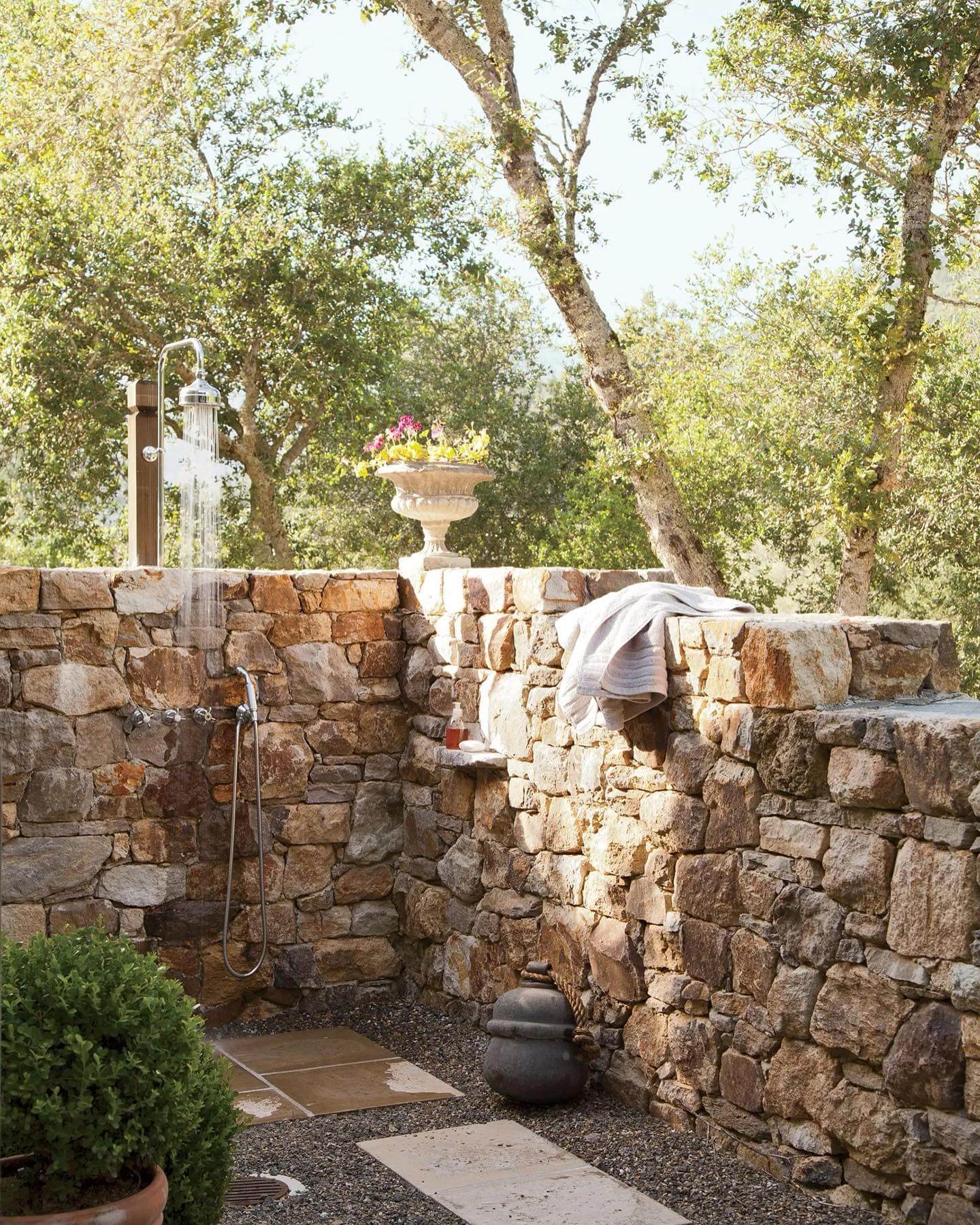 Transform Your Backyard Bliss: Creative Outdoor Shower Ideas 19