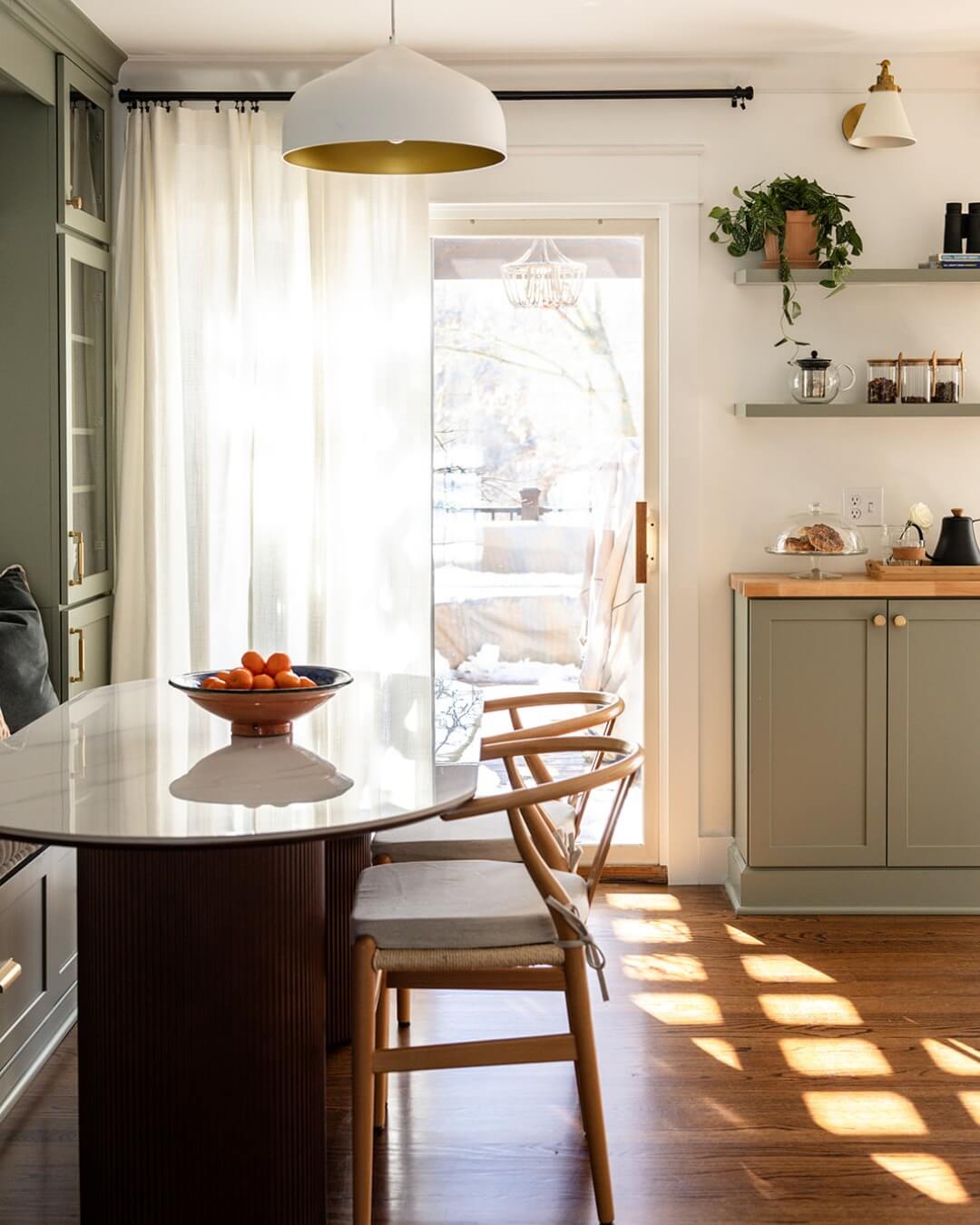 Cozy and Chic: Transform Your Kitchen with These Breakfast Nook Ideas 20