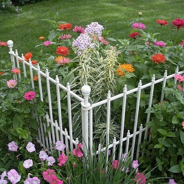 Creative Corner Fence Ideas to Elevate Your Outdoor Space 20