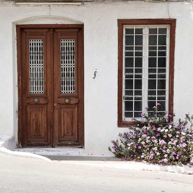 Blooms and Curb Appeal: Transform Your Home with These Front of House Flower Bed Ideas 20