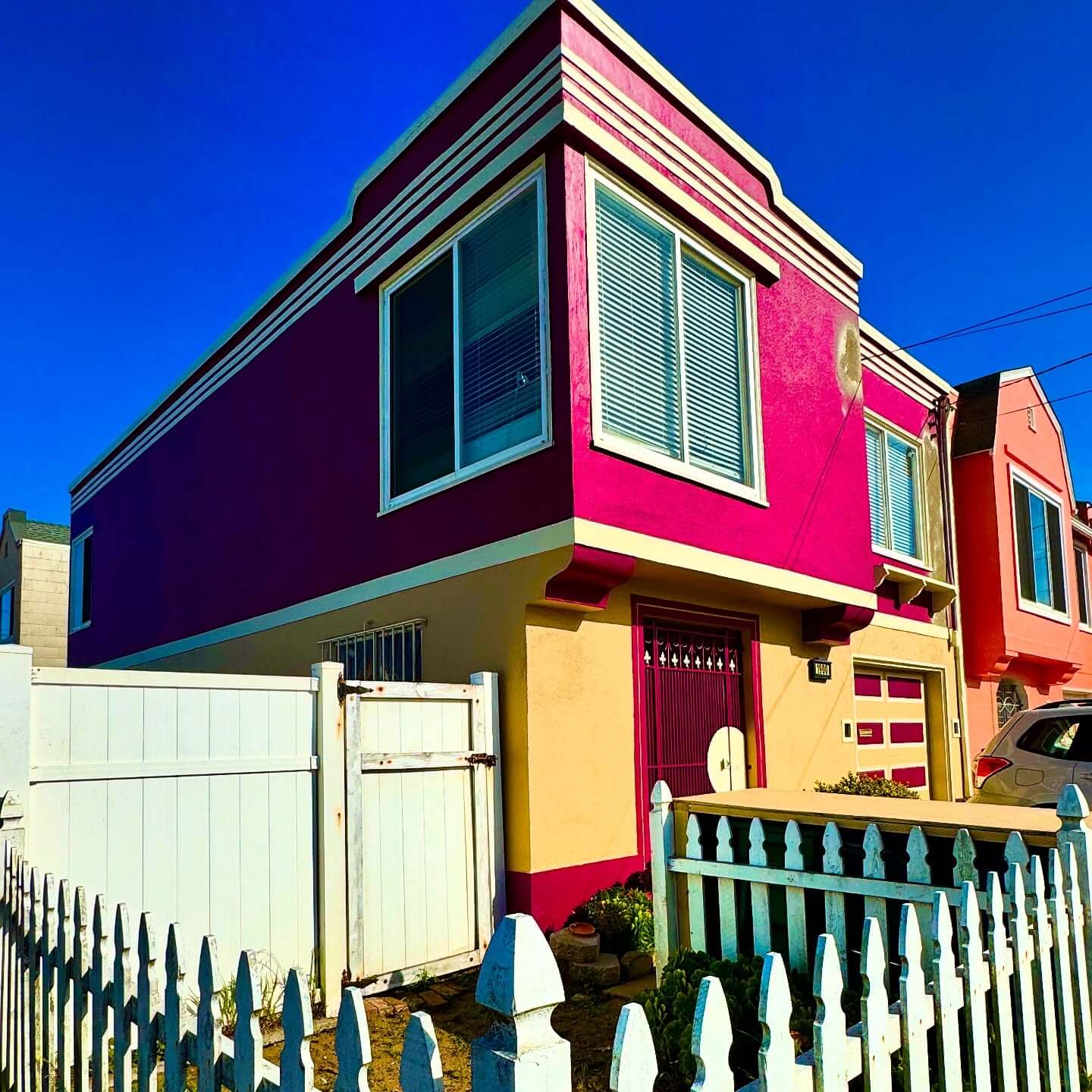 Creative Corner Fence Ideas to Elevate Your Outdoor Space 21