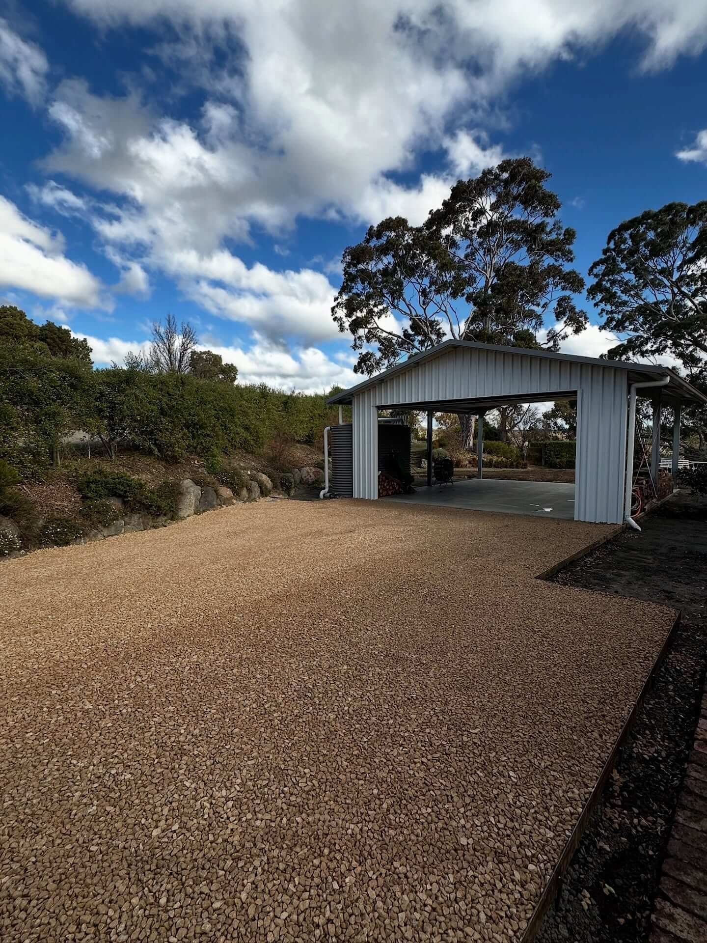 Transform Your Curb Appeal: Inexpensive Driveway Edging Ideas That Make a Big Impact 21