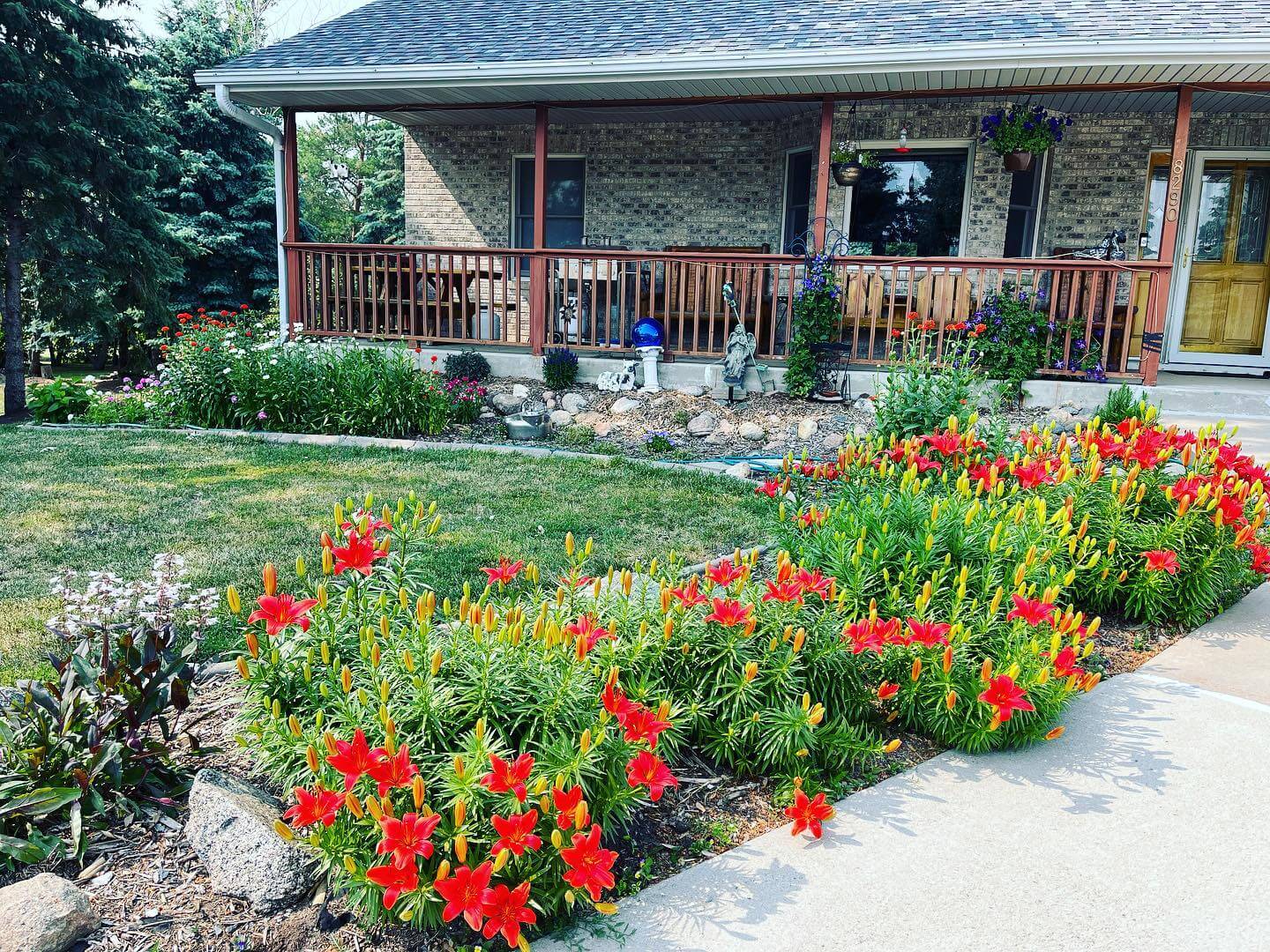 Blooms and Curb Appeal: Transform Your Home with These Front of House Flower Bed Ideas 21