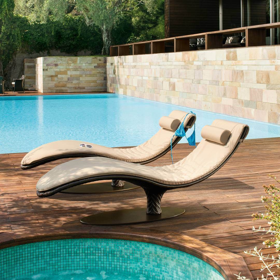 Inspiring Poolside Decorating Ideas to Transform Your Outdoor Space 21