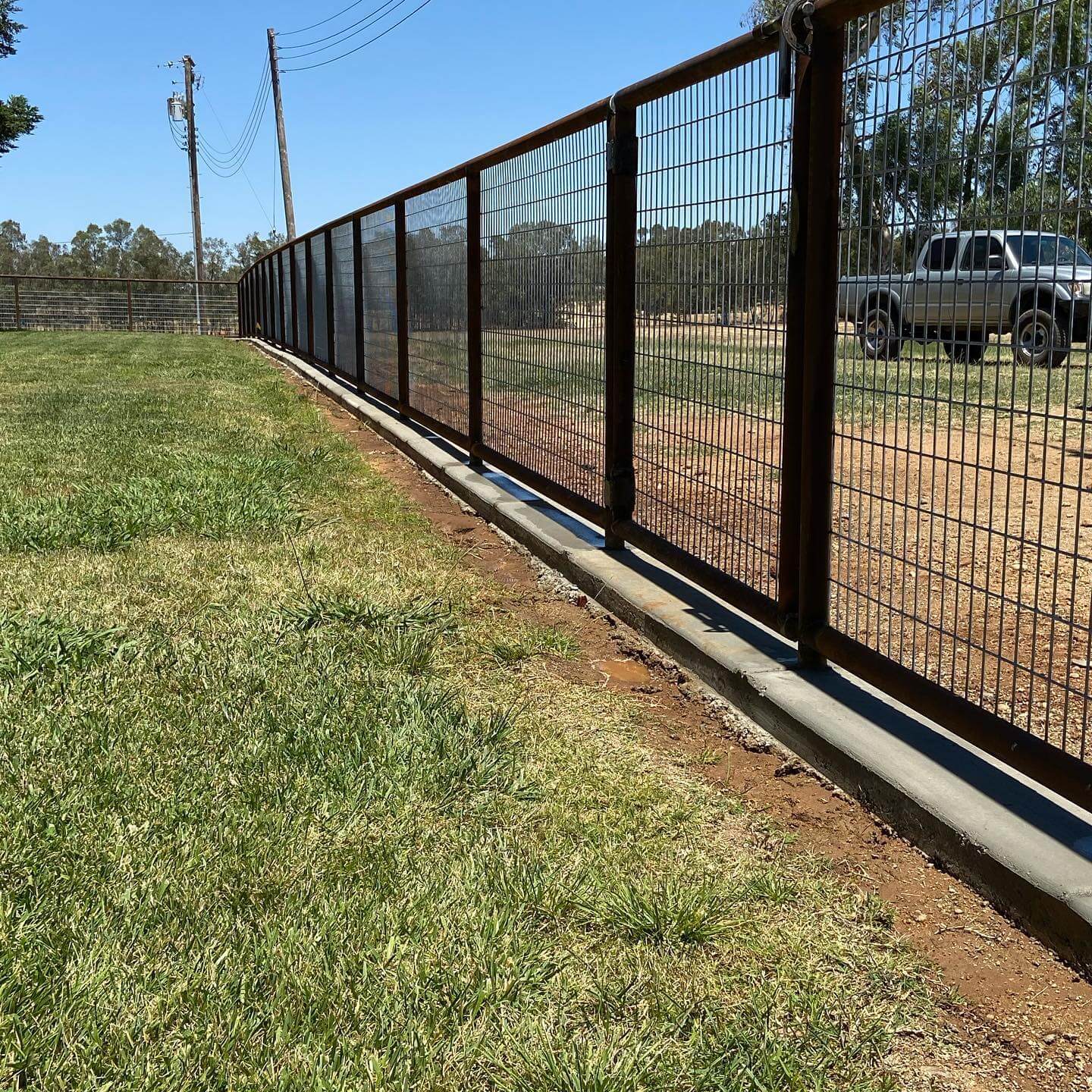 Creative Pipe Fence Ideas to Elevate Your Property’s Curb Appeal 21