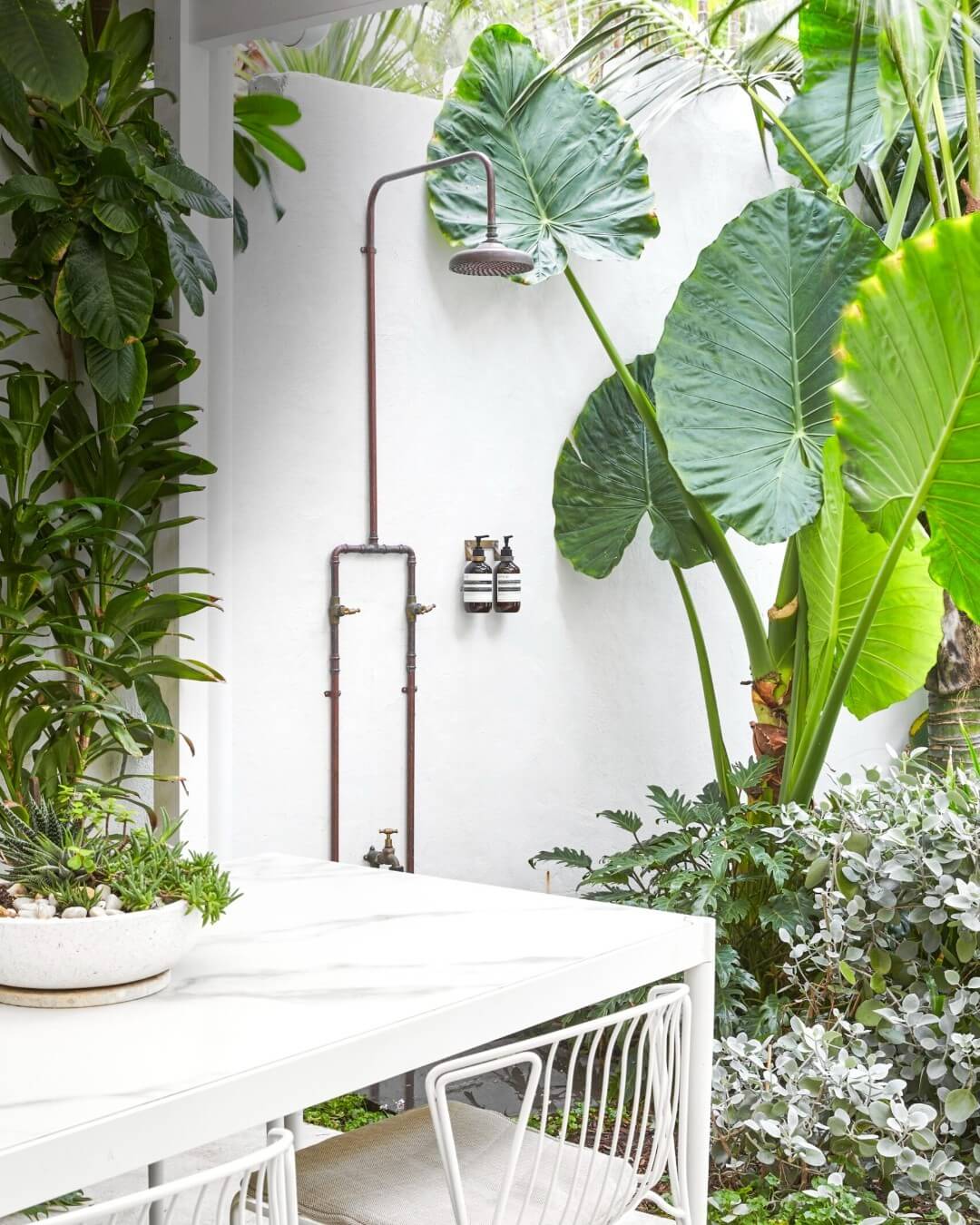 Transform Your Backyard Bliss: Creative Outdoor Shower Ideas 21