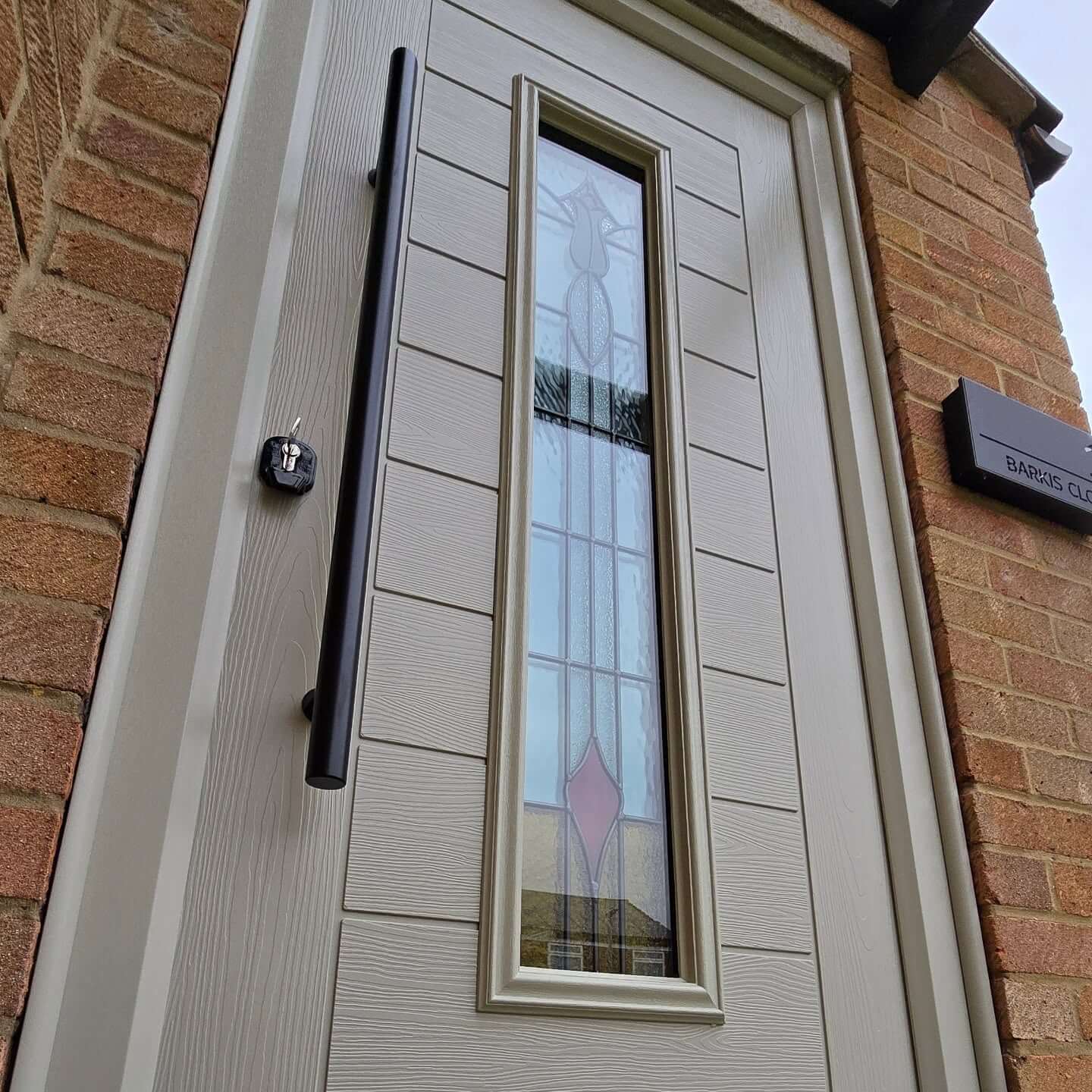 Stunning Modern Front Door Design Ideas to Transform Your Home's Entrance 22