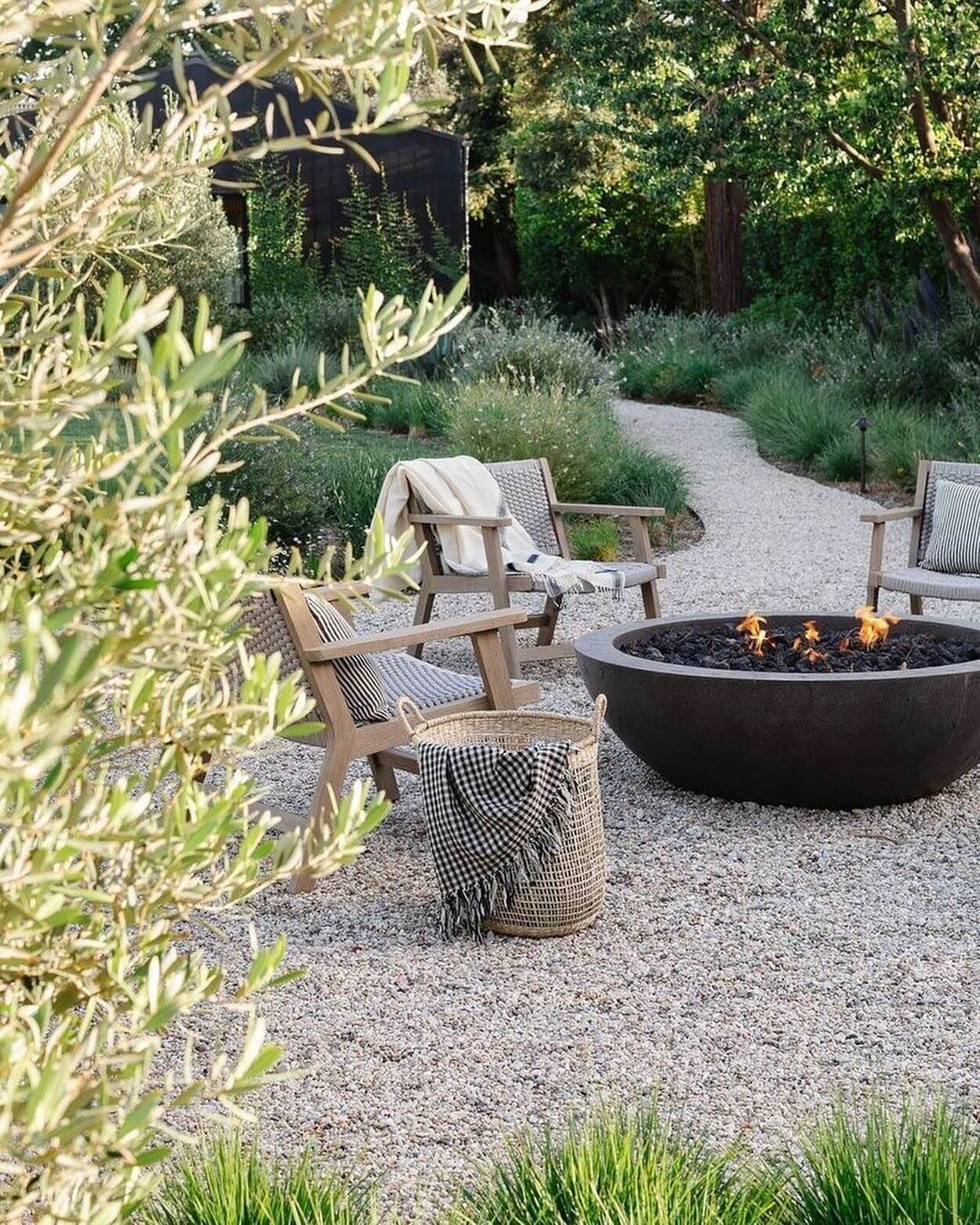Backyard Fire Pit Ideas to Transform Your Outdoor Space 23