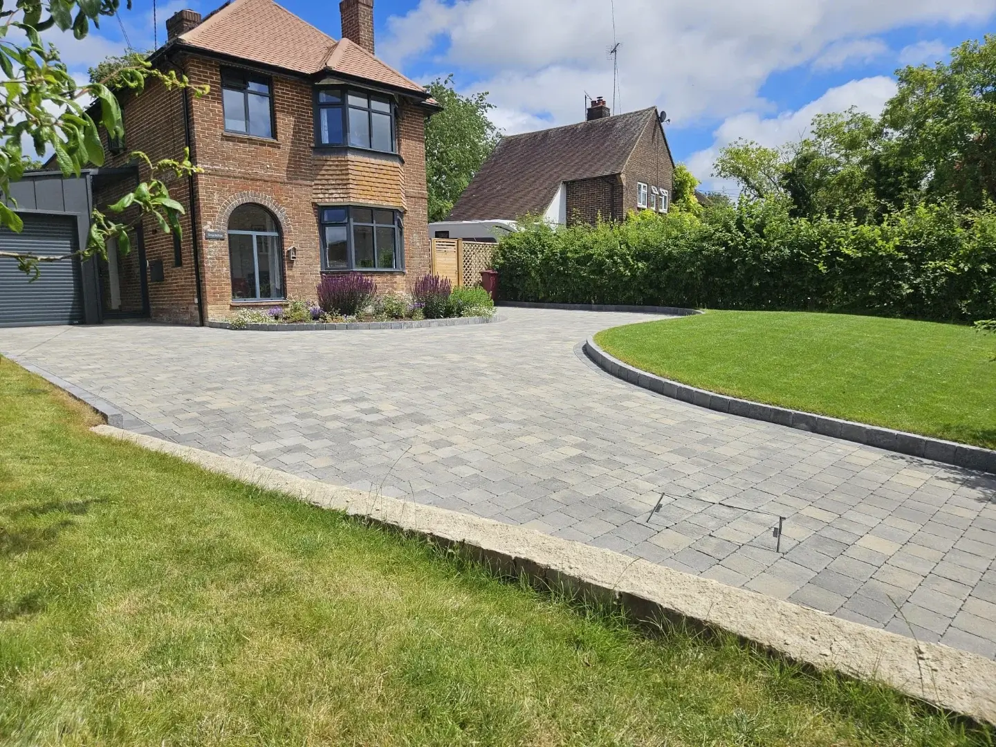 Transform Your Curb Appeal: Inexpensive Driveway Edging Ideas That Make a Big Impact 23