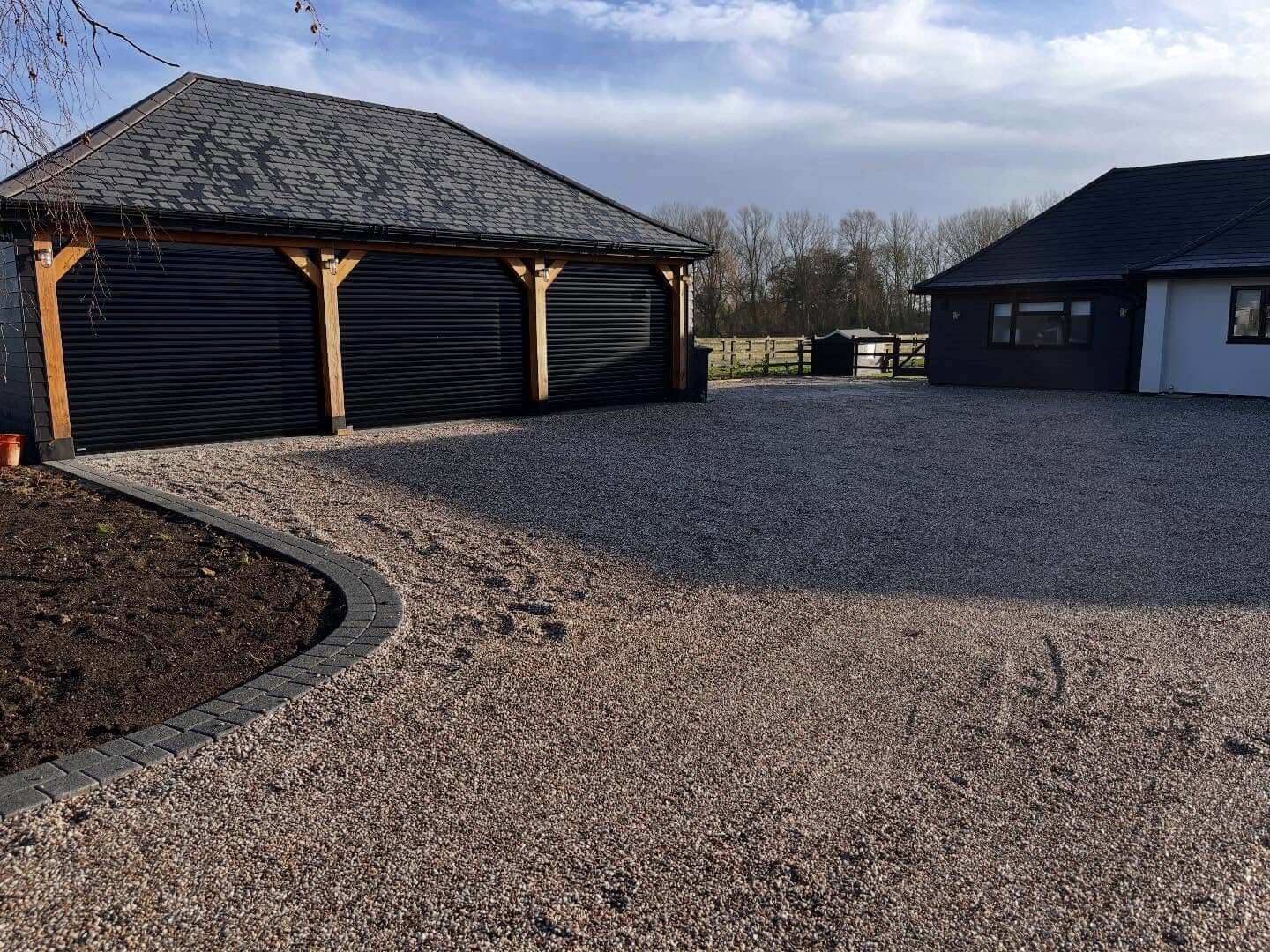 Transform Your Curb Appeal: Inexpensive Driveway Edging Ideas That Make a Big Impact 24