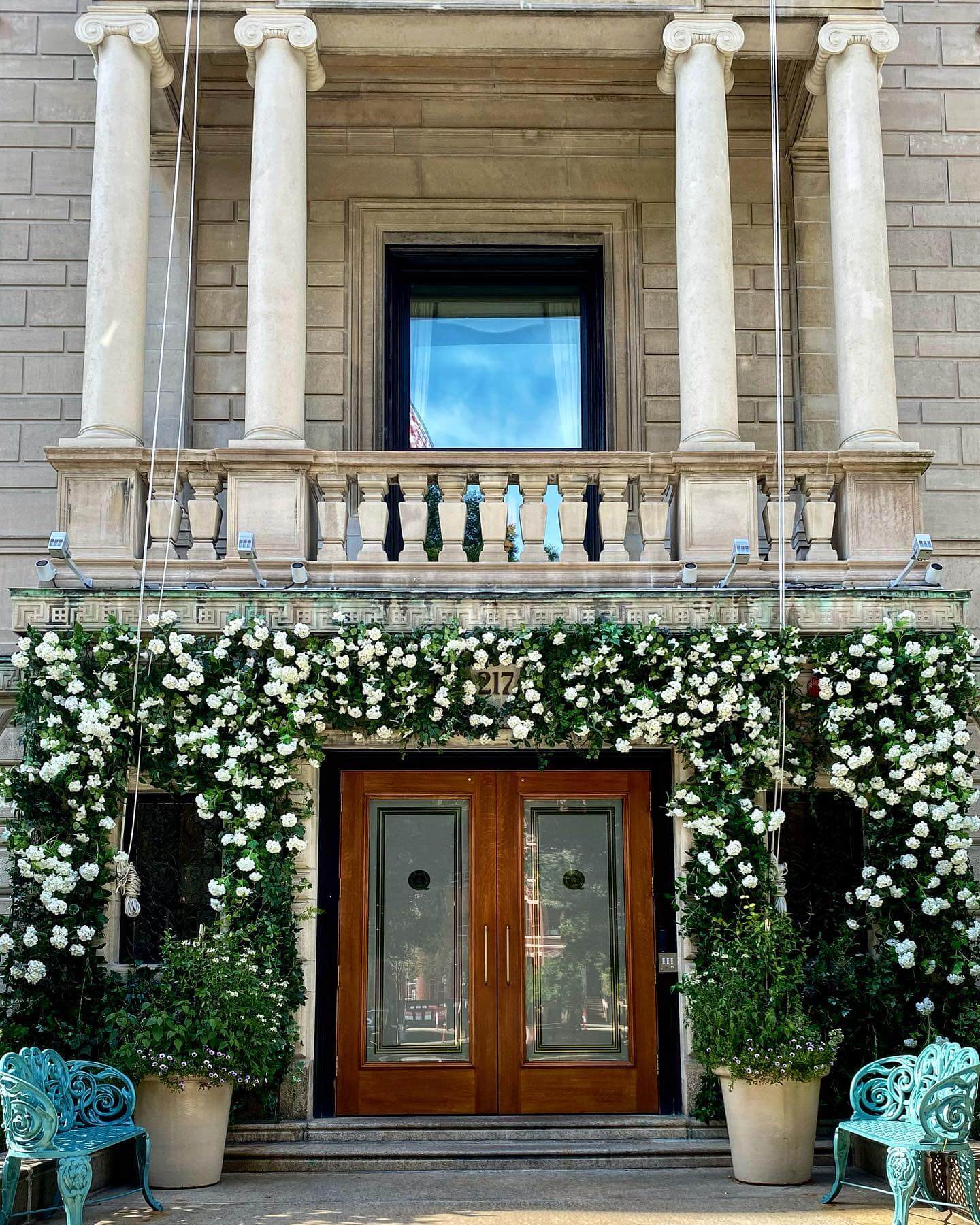 Blooms and Curb Appeal: Transform Your Home with These Front of House Flower Bed Ideas 24