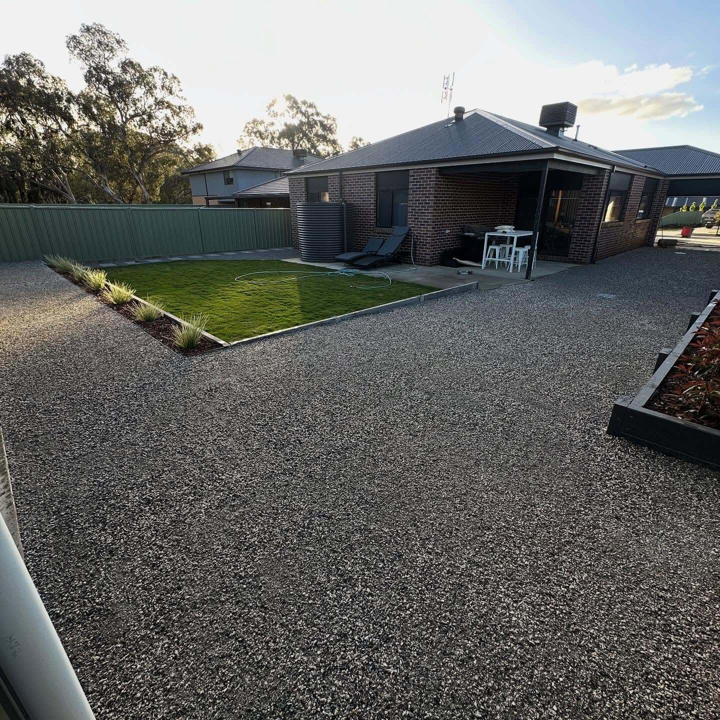 Transform Your Curb Appeal: Inexpensive Driveway Edging Ideas That Make a Big Impact 25