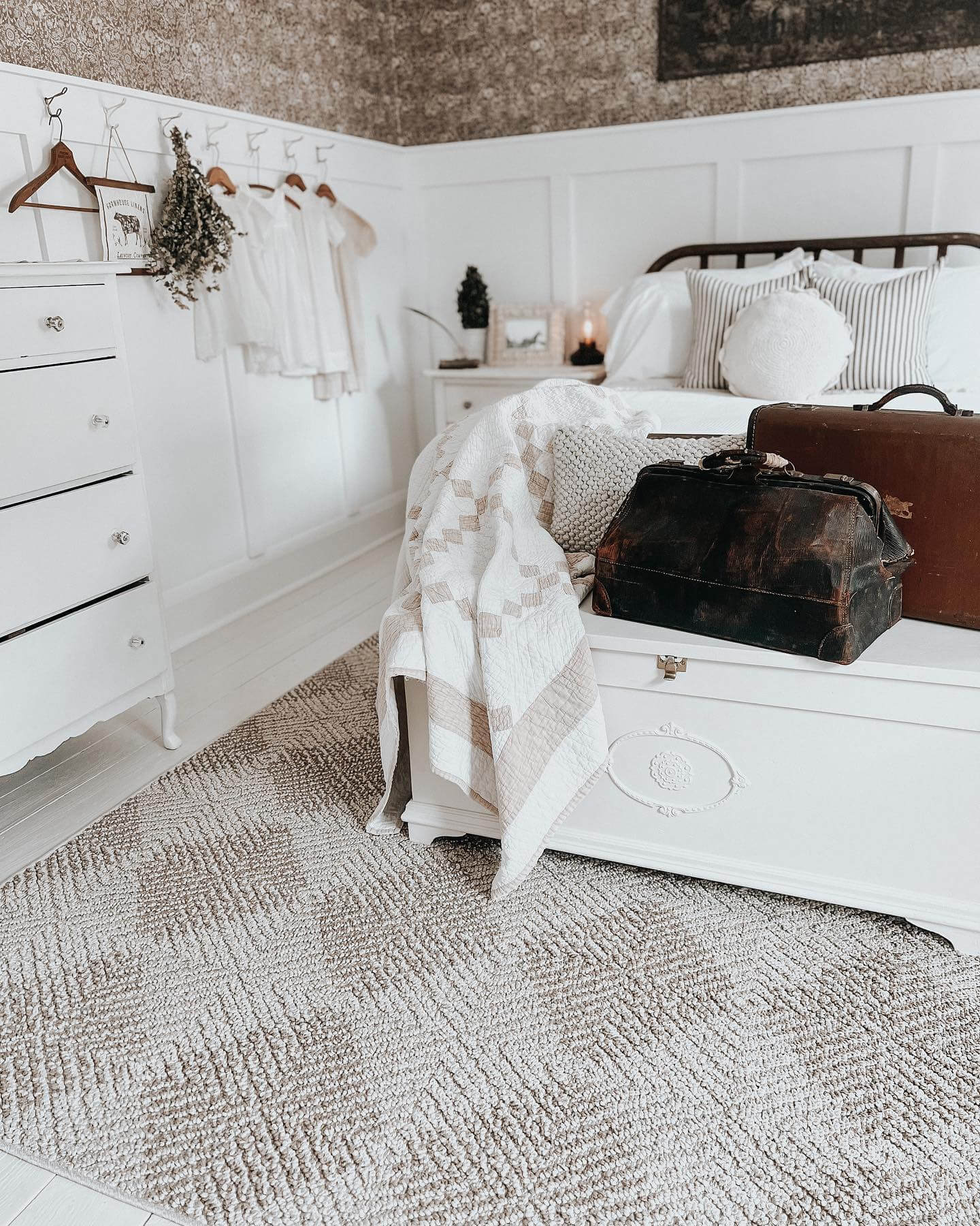 Farmhouse Rug Ideas to Elevate Your Cozy Home Décor 26