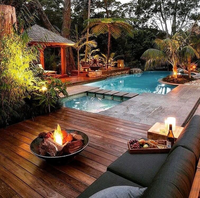 Inspiring Poolside Decorating Ideas to Transform Your Outdoor Space 26