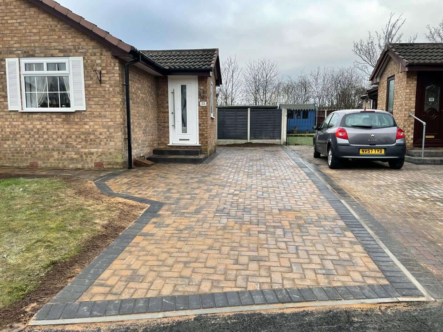 Transform Your Curb Appeal: Inexpensive Driveway Edging Ideas That Make a Big Impact 26