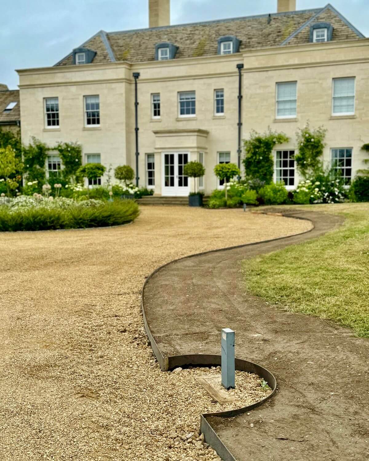 Transform Your Curb Appeal: Inexpensive Driveway Edging Ideas That Make a Big Impact 27