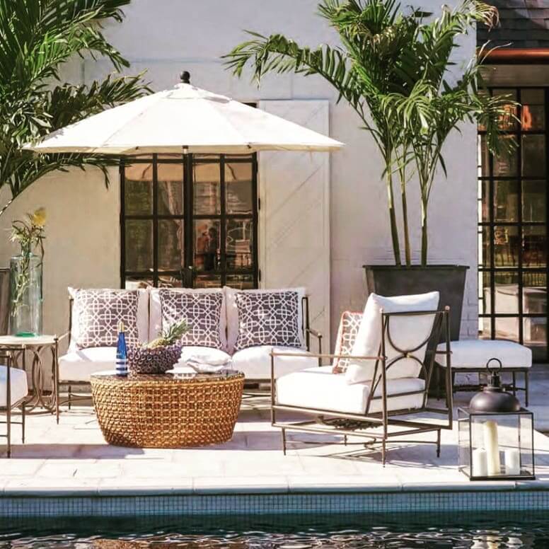 Inspiring Poolside Decorating Ideas to Transform Your Outdoor Space 27