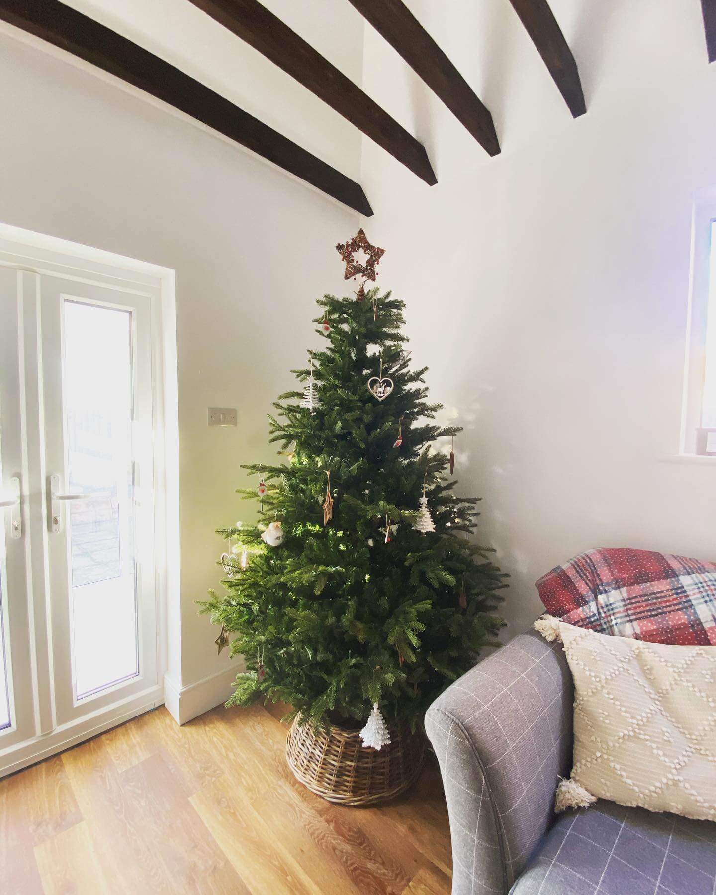 Cozy Up Your Home: 10 Captivating Farmhouse Winter Decor Ideas 27