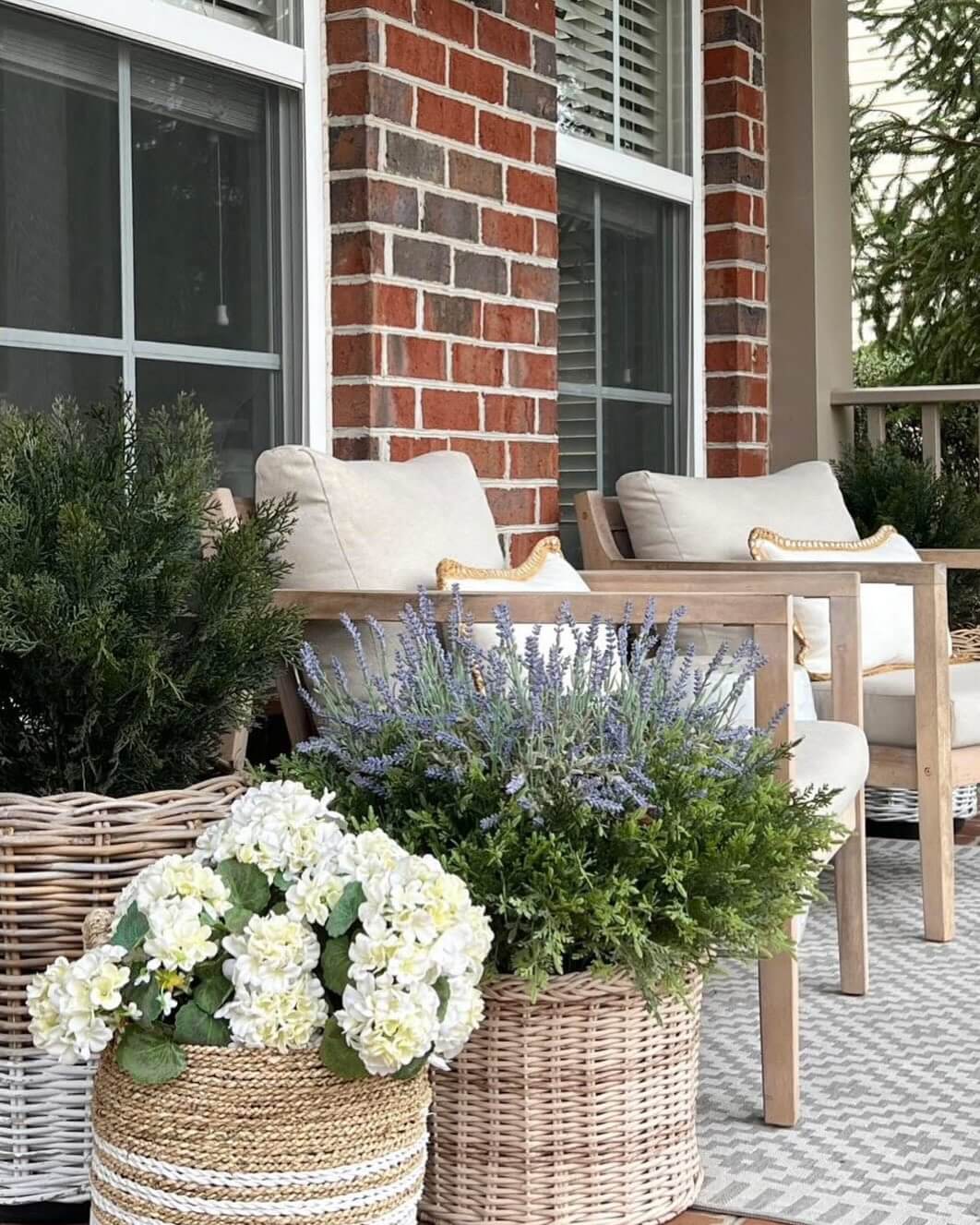 10 Enchanting Front Porch Decor Ideas That Will Transform Your Outdoor Space 3