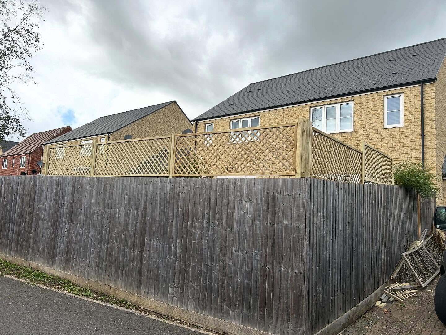 Transform Your Garden Oasis: 10 Innovative Fence Trellis Ideas 3