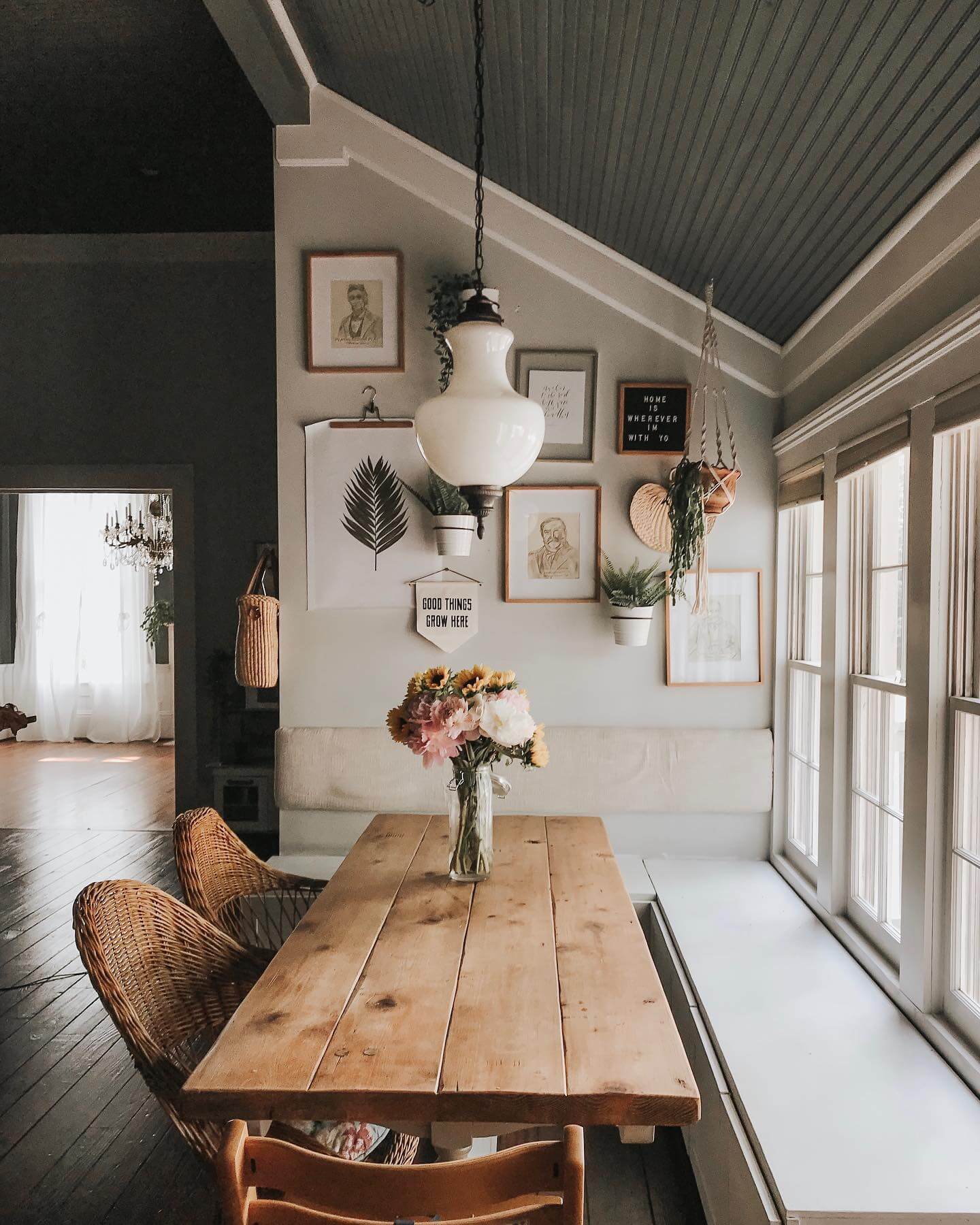 Cozy and Chic: Transform Your Kitchen with These Breakfast Nook Ideas 3