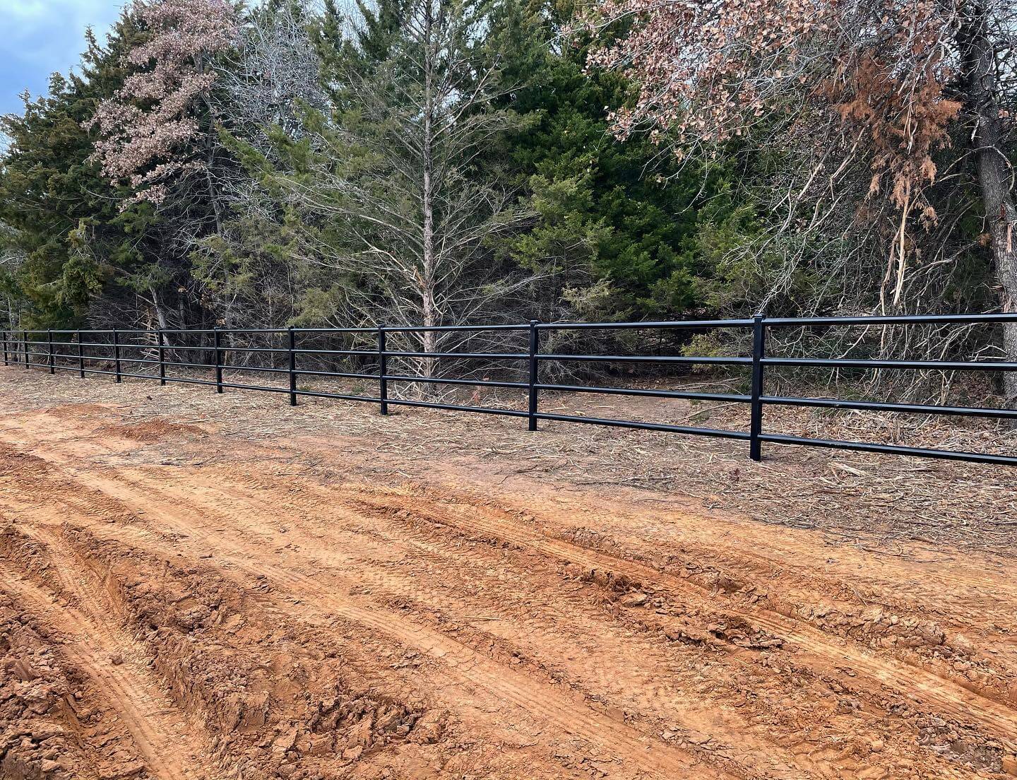 Creative Pipe Fence Ideas to Elevate Your Property’s Curb Appeal 3