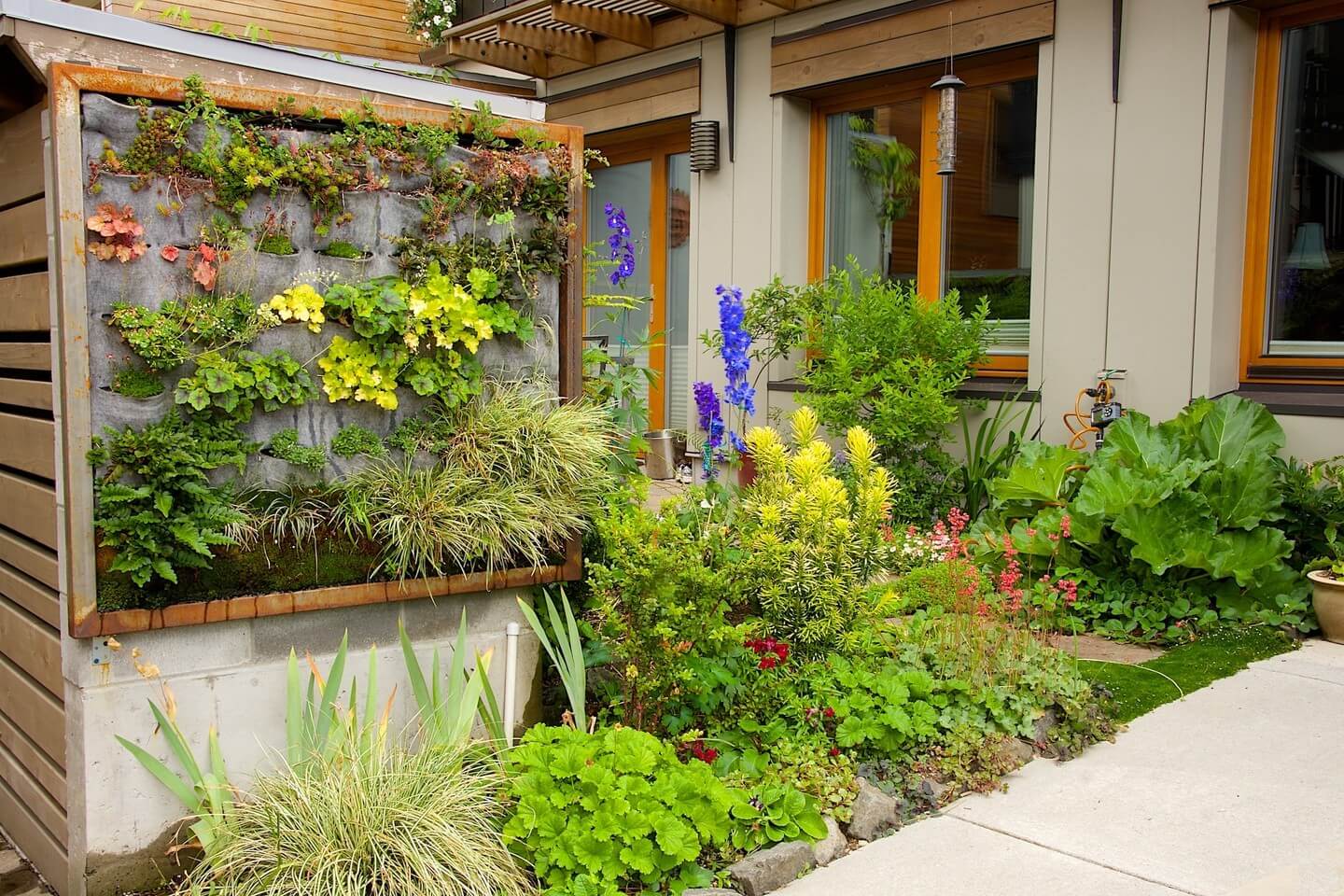Transform Your Garden with These Creative Vertical Pocket Planter Ideas 3