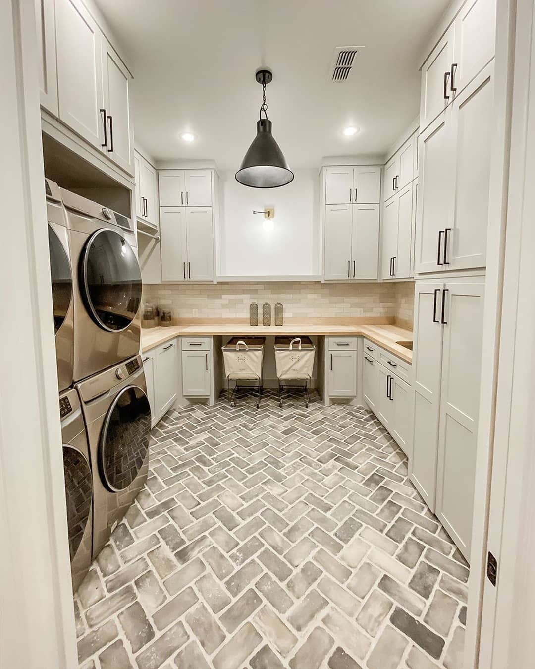Brighten Up Your Space: Stunning Laundry Room Lighting Decor Ideas 3