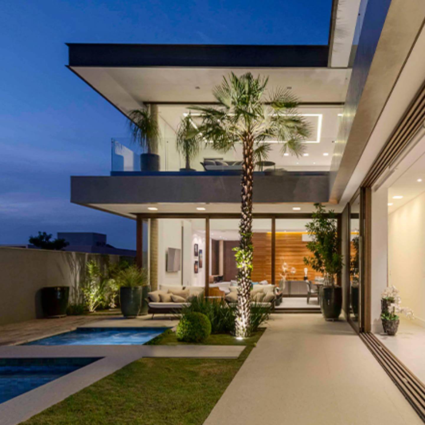 Inspiring Poolside Decorating Ideas to Transform Your Outdoor Space 3