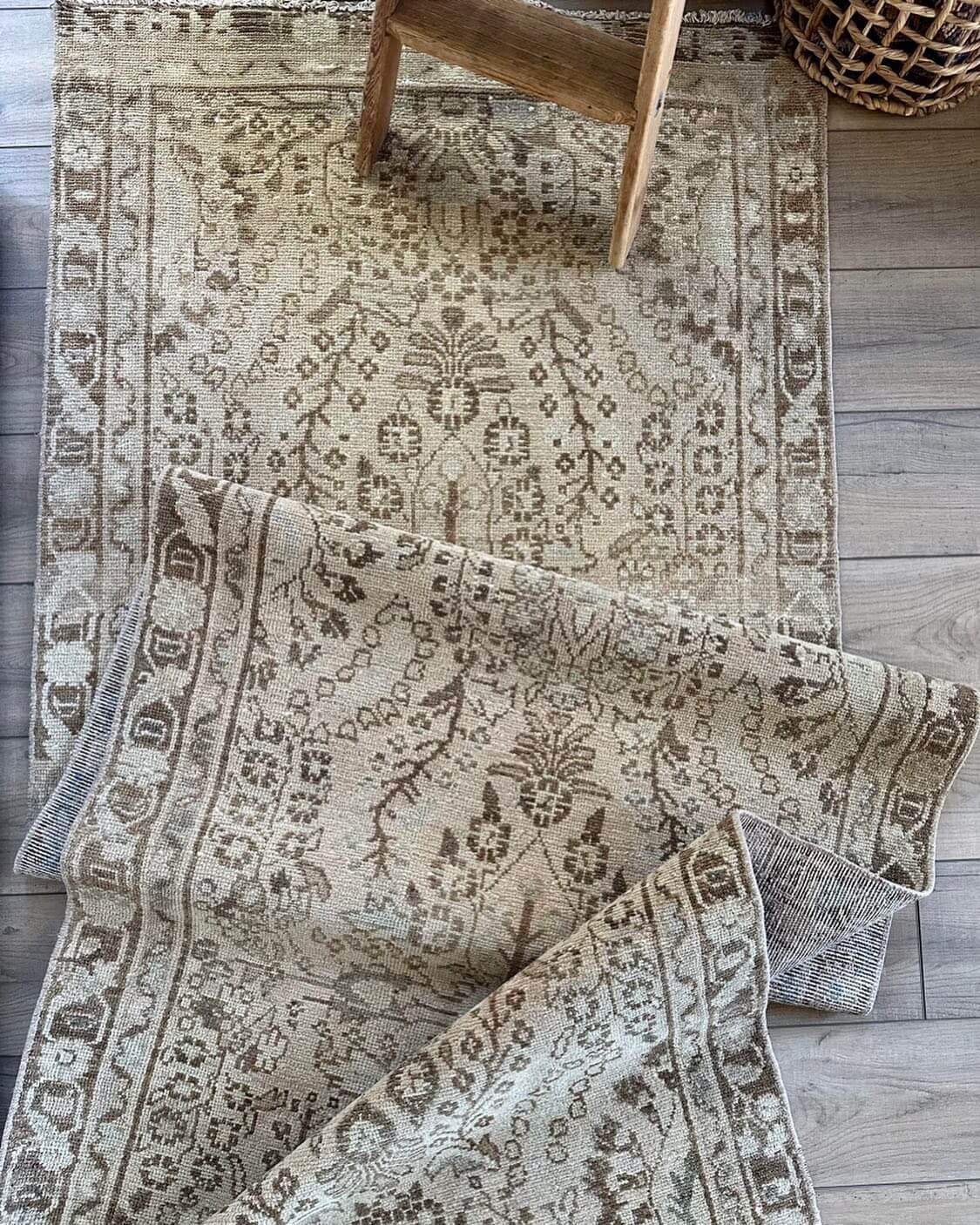 Farmhouse Rug Ideas to Elevate Your Cozy Home Décor 31