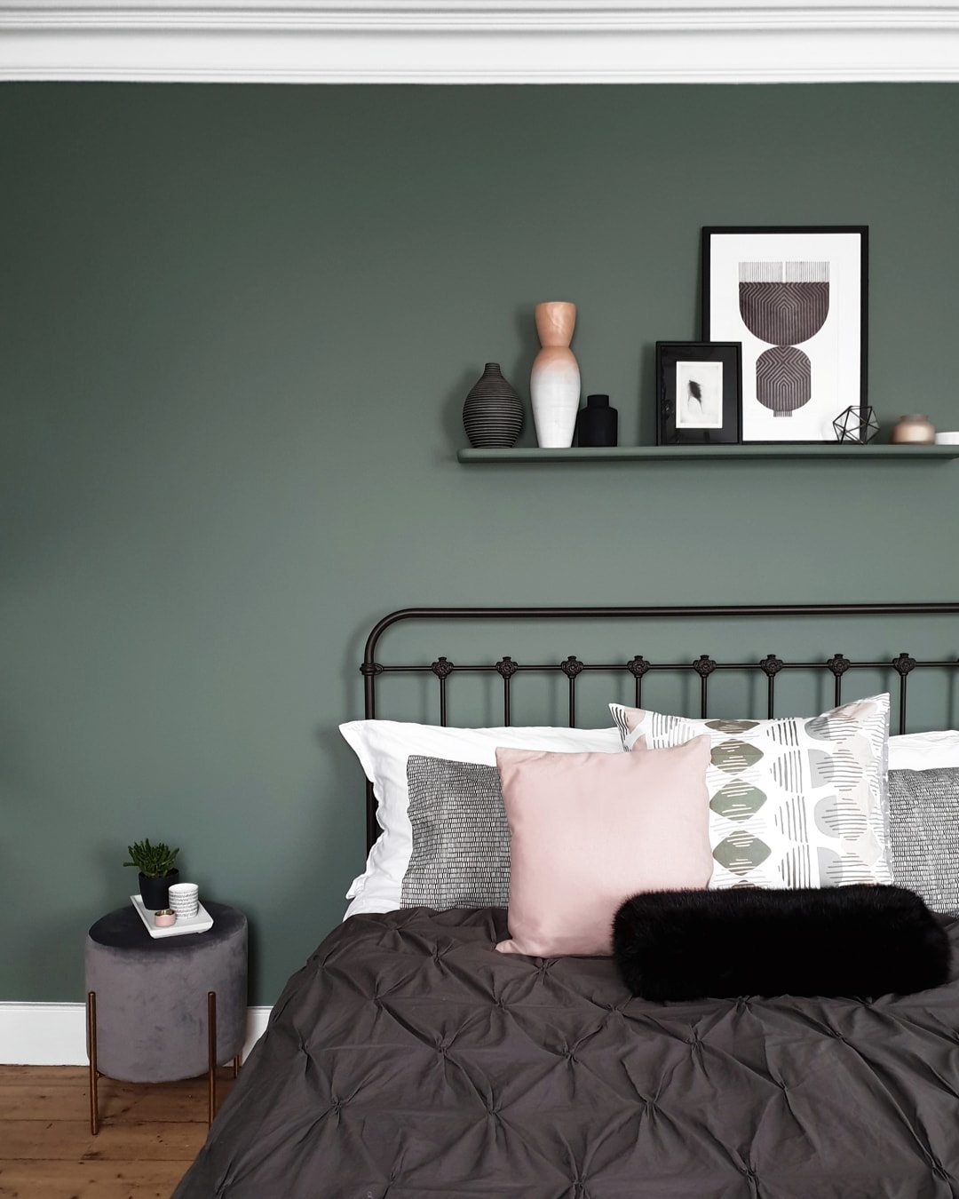 Transform Your Space: Enchanting Green and Sage Boho Bedroom Ideas 30