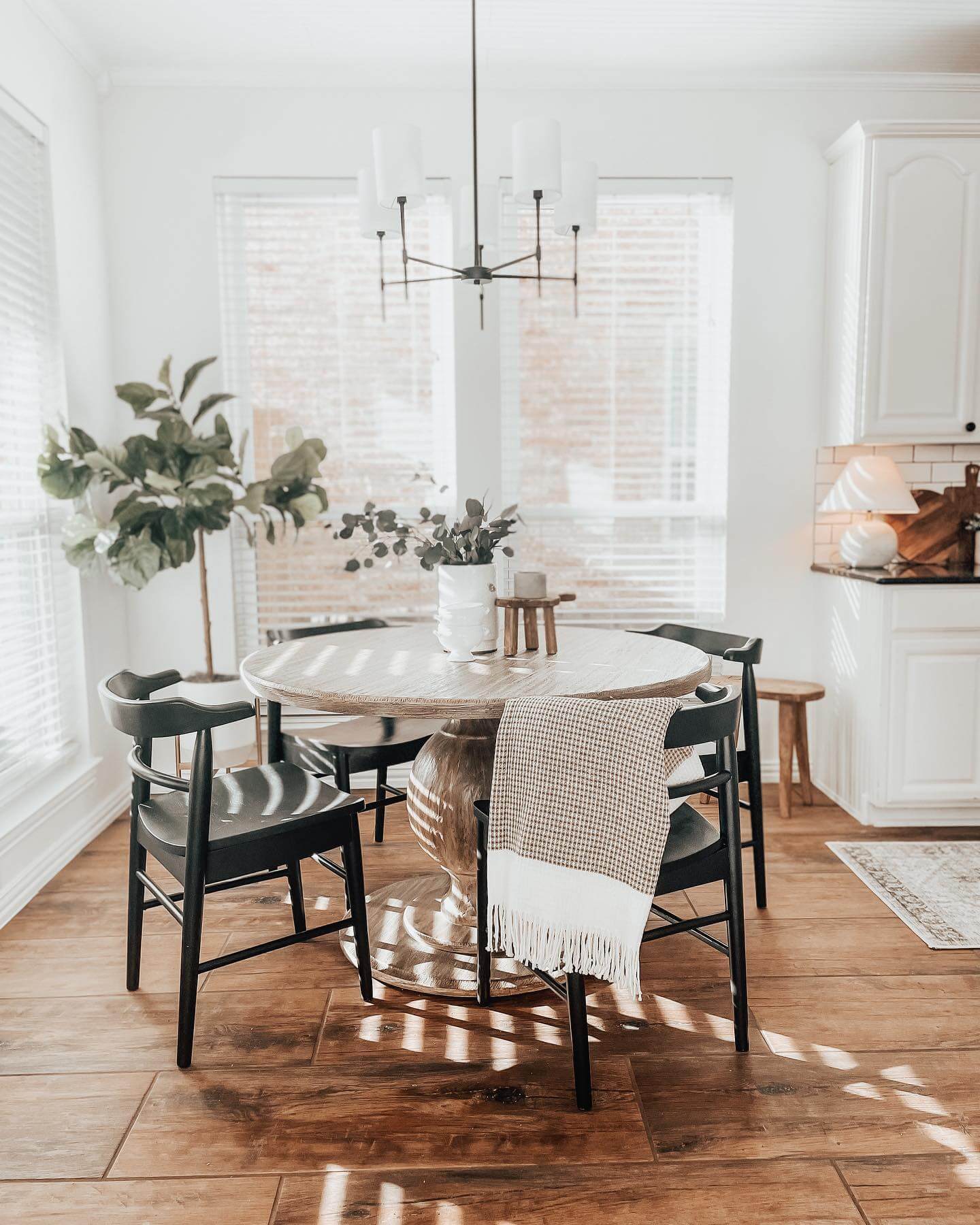 Cozy and Chic: Transform Your Kitchen with These Breakfast Nook Ideas 4